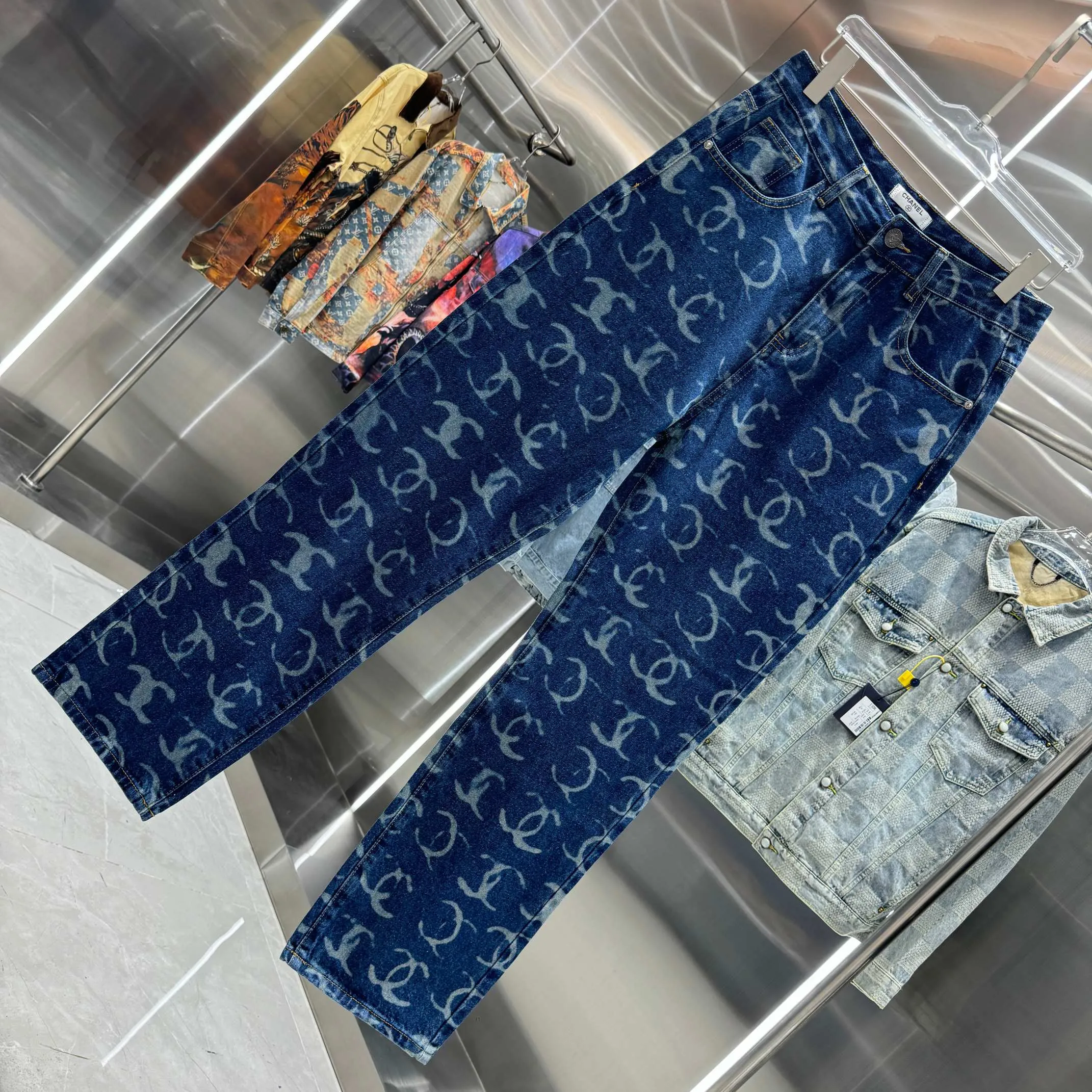 🅿️270 Chanel 25 new products, jeans with letters sprayed all over the body! Specific latest brand leather label blockbuster item ~ private channel rare product! No matter from the pattern, fabric or small details of hardware accessories, you can't be picky! Customer-supplied hardware accessories Imported customer-supplied custom-woven denim cotton fabric, fashionable and individual. Super versatile and good-looking, a must-have for everyone. Very good-looking Size: 28 30 32 34 36 Color: dark blue