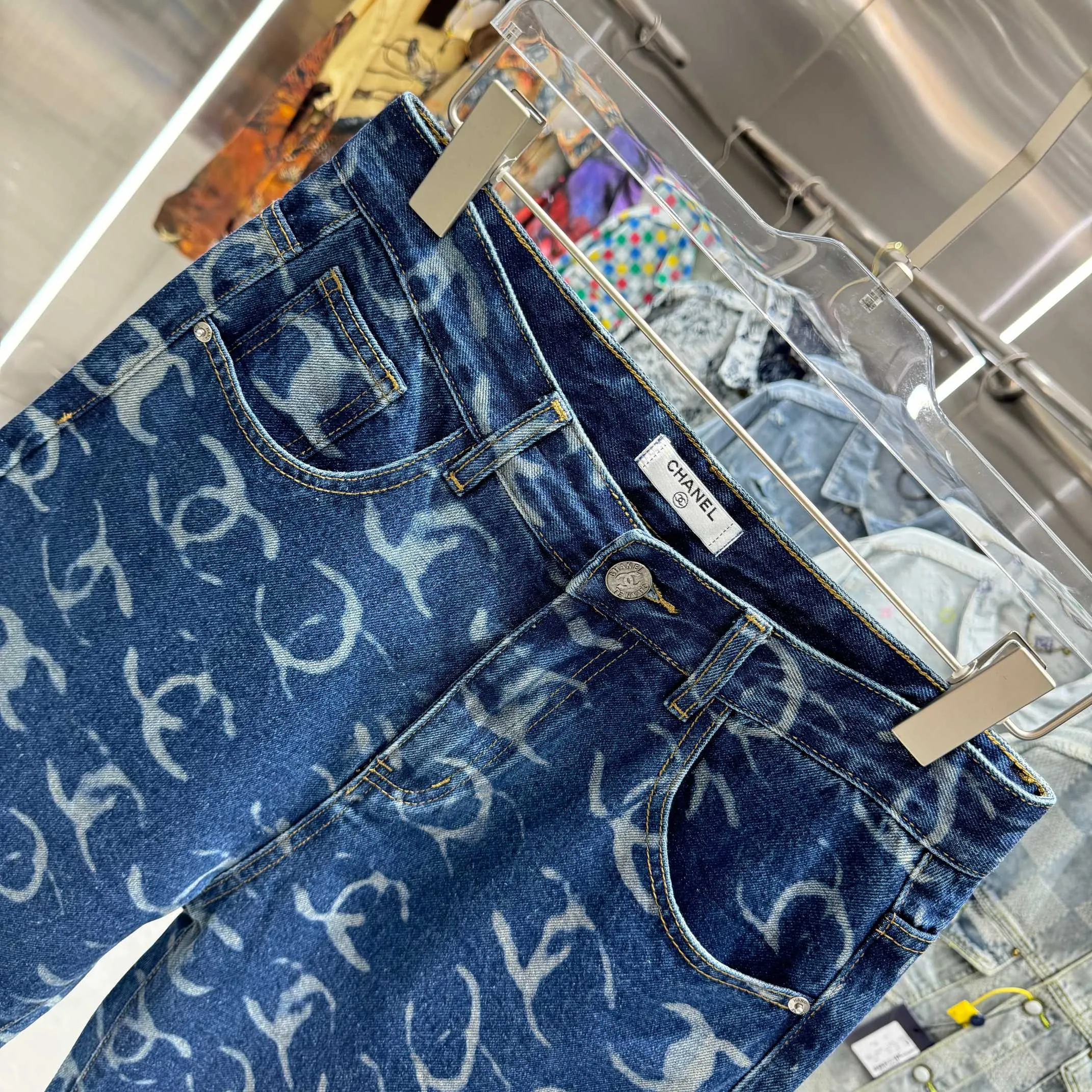 🅿️270 Chanel 25 new products, jeans with letters sprayed all over the body! Specific latest brand leather label blockbuster item ~ private channel rare product! No matter from the pattern, fabric or small details of hardware accessories, you can't be picky! Customer-supplied hardware accessories Imported customer-supplied custom-woven denim cotton fabric, fashionable and individual. Super versatile and good-looking, a must-have for everyone. Very good-looking Size: 28 30 32 34 36 Color: dark blue
