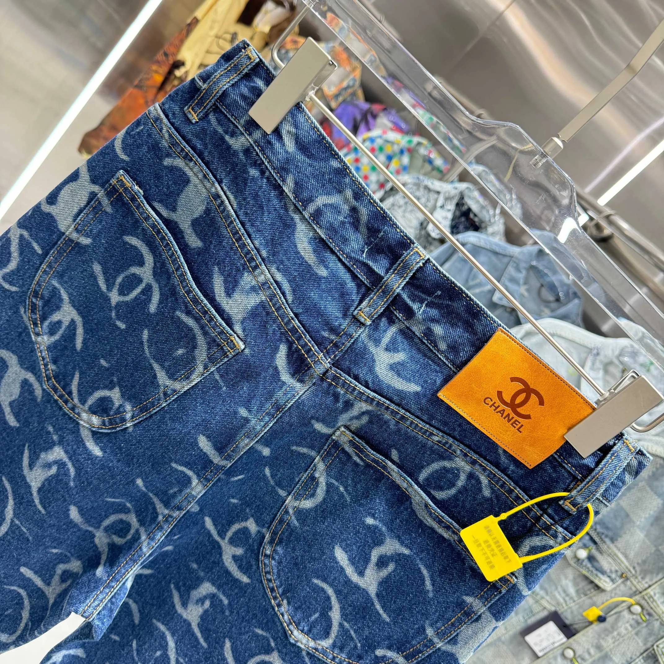 🅿️270 Chanel 25 new products, jeans with letters sprayed all over the body! Specific latest brand leather label blockbuster item ~ private channel rare product! No matter from the pattern, fabric or small details of hardware accessories, you can't be picky! Customer-supplied hardware accessories Imported customer-supplied custom-woven denim cotton fabric, fashionable and individual. Super versatile and good-looking, a must-have for everyone. Very good-looking Size: 28 30 32 34 36 Color: dark blue