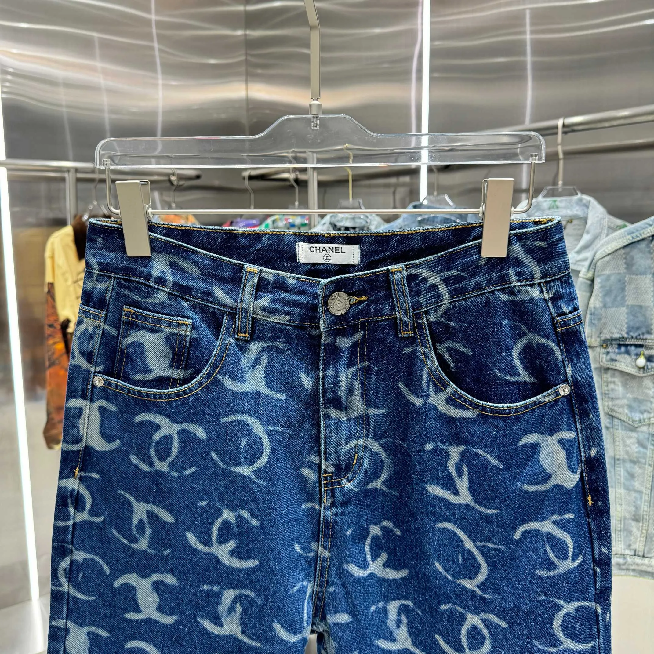 🅿️270 Chanel 25 new products, jeans with letters sprayed all over the body! Specific latest brand leather label blockbuster item ~ private channel rare product! No matter from the pattern, fabric or small details of hardware accessories, you can't be picky! Customer-supplied hardware accessories Imported customer-supplied custom-woven denim cotton fabric, fashionable and individual. Super versatile and good-looking, a must-have for everyone. Very good-looking Size: 28 30 32 34 36 Color: dark blue