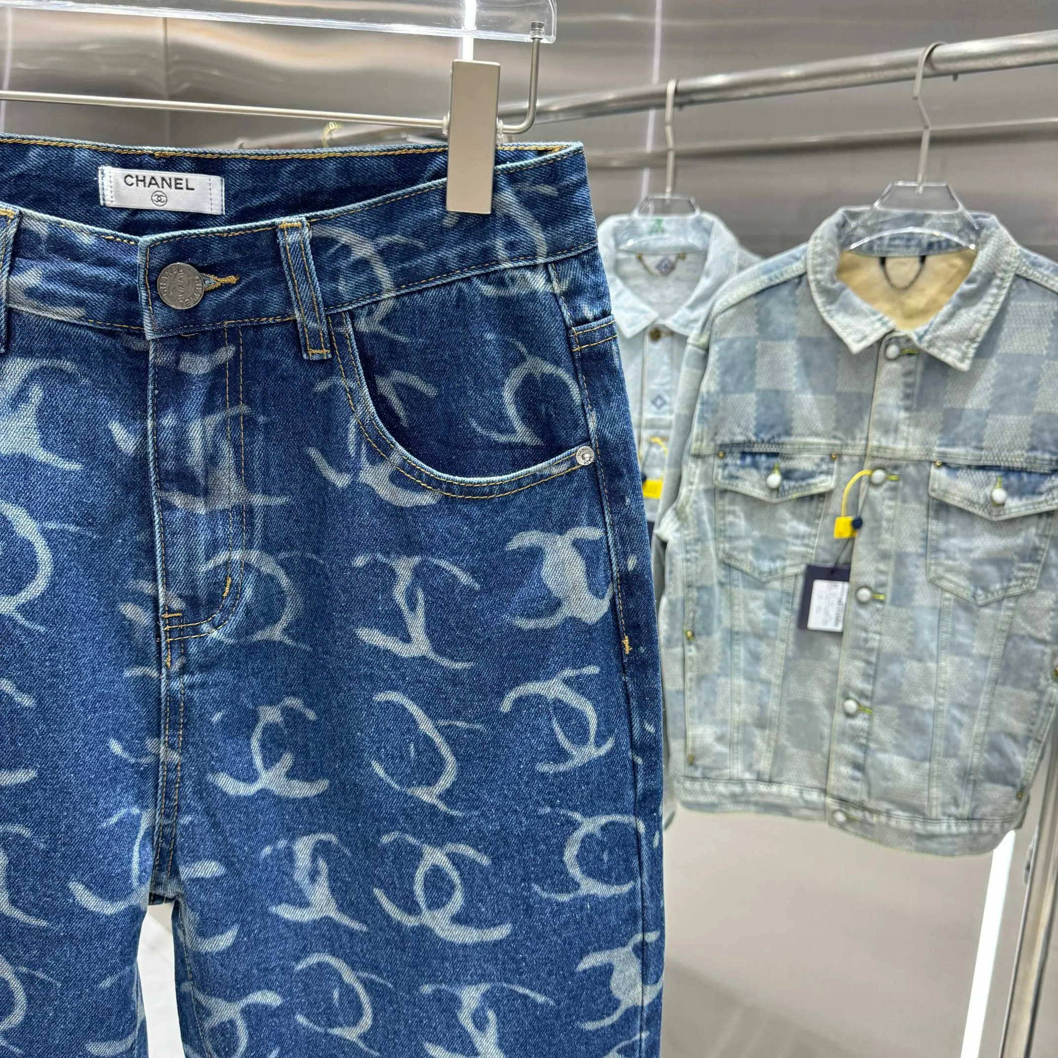 🅿️270 Chanel 25 new products, jeans with letters sprayed all over the body! Specific latest brand leather label blockbuster item ~ private channel rare product! No matter from the pattern, fabric or small details of hardware accessories, you can't be picky! Customer-supplied hardware accessories Imported customer-supplied custom-woven denim cotton fabric, fashionable and individual. Super versatile and good-looking, a must-have for everyone. Very good-looking Size: 28 30 32 34 36 Color: dark blue