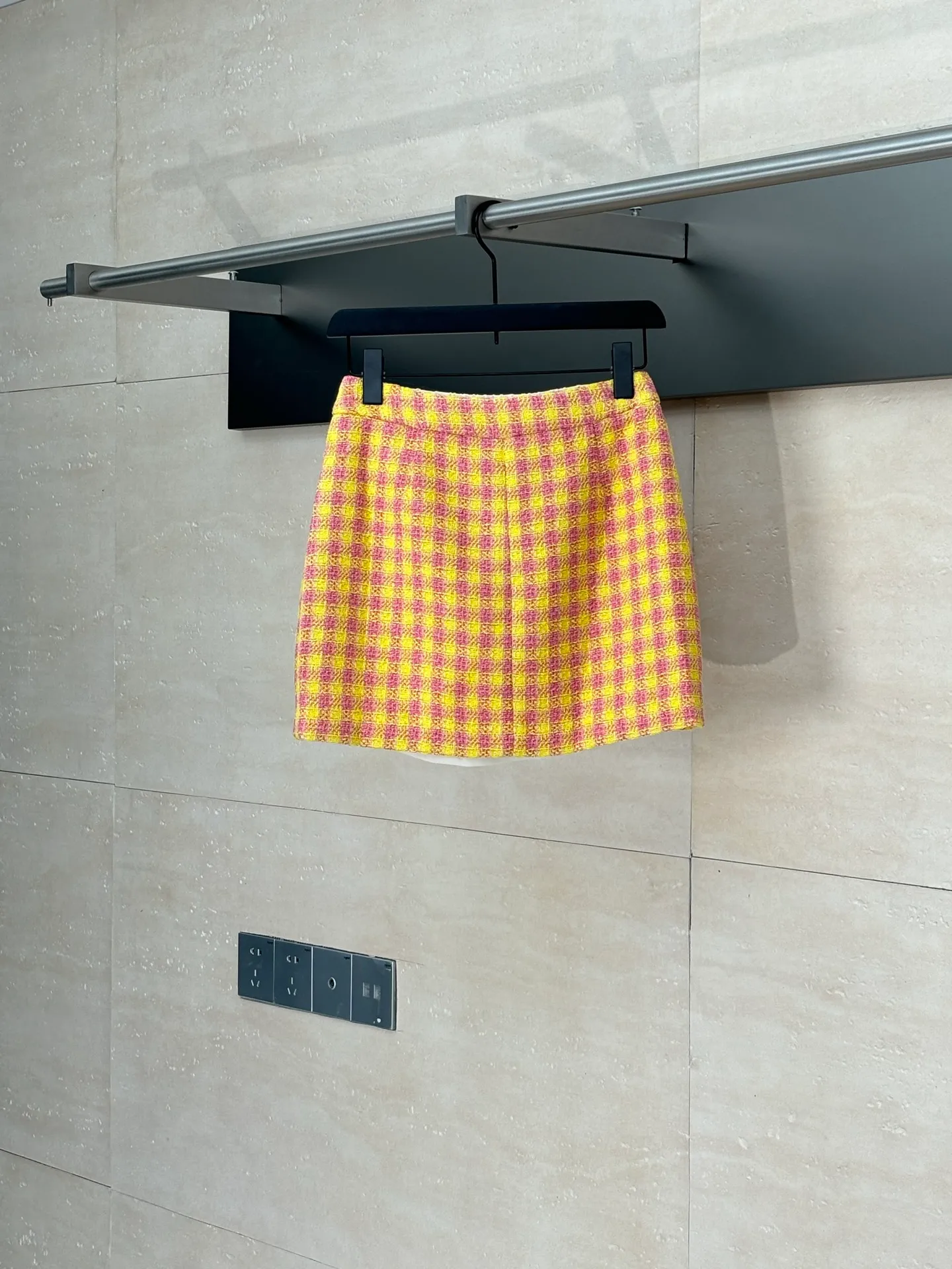 🅿️430 Chanel* Chanel 25Ss new plaid ribbon top and skirt suit. Imported wool woolen material, high-end texture, full appearance. The shoulder design fits the human body, making the figure more slender and straight. The red and yellow plaid pattern is used throughout the body to add a sense of youth and sophistication. The complete set is noble and textured, playful and reduces age. The best choice for formal occasions. Size: S/M/L