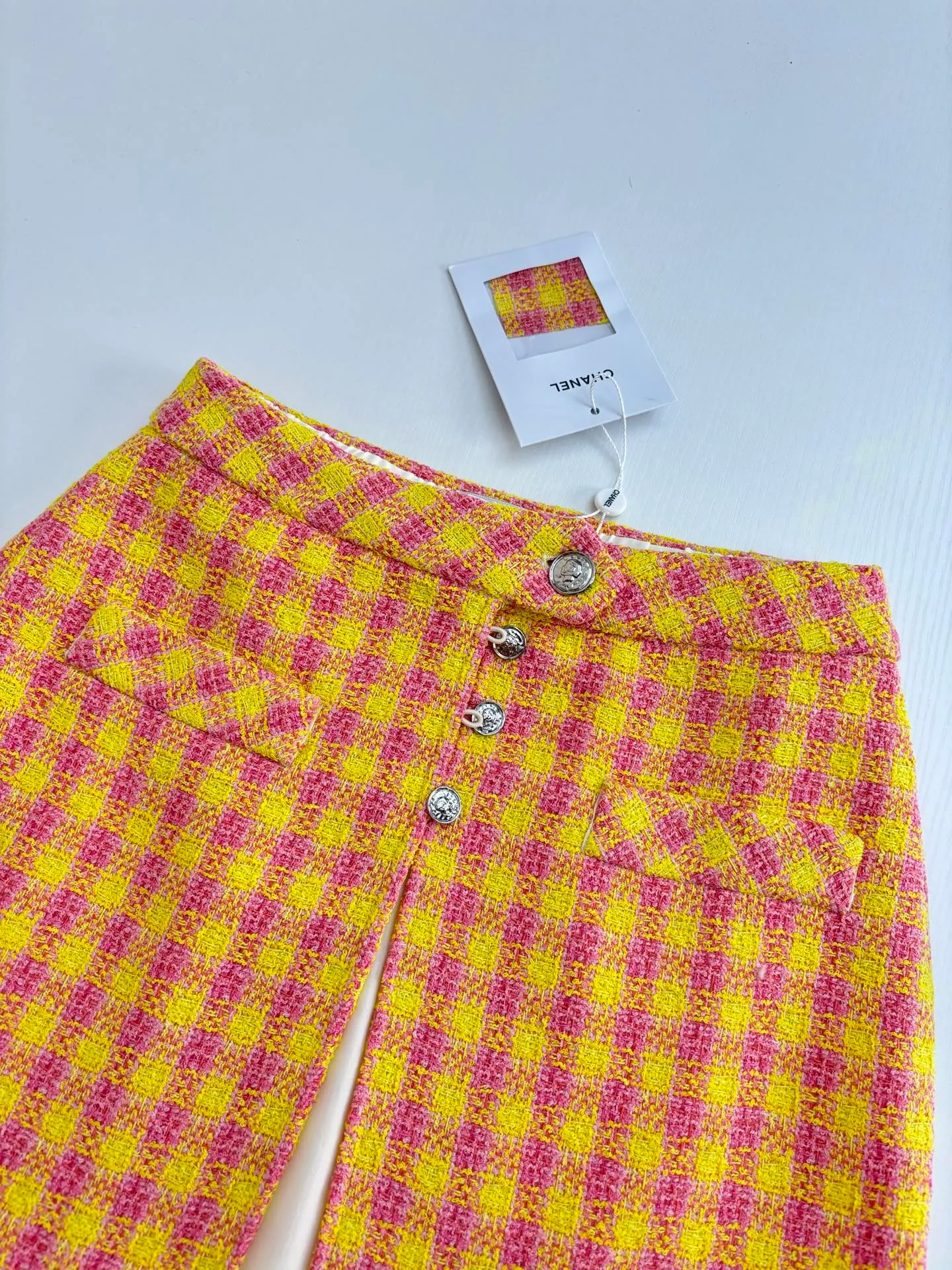 🅿️430 Chanel* Chanel 25Ss new plaid ribbon top and skirt suit. Imported wool woolen material, high-end texture, full appearance. The shoulder design fits the human body, making the figure more slender and straight. The red and yellow plaid pattern is used throughout the body to add a sense of youth and sophistication. The complete set is noble and textured, playful and reduces age. The best choice for formal occasions. Size: S/M/L