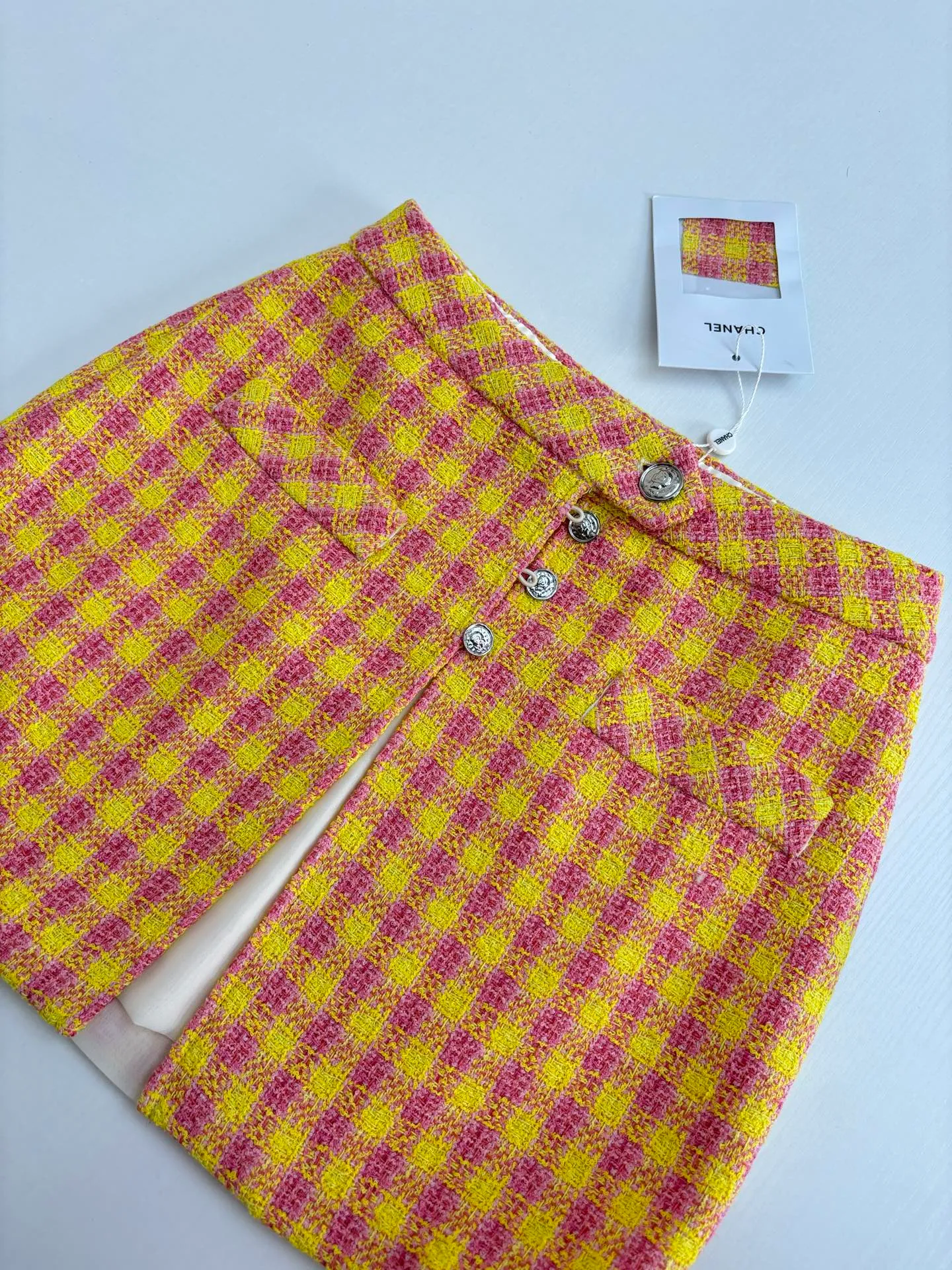 🅿️430 Chanel* Chanel 25Ss new plaid ribbon top and skirt suit. Imported wool woolen material, high-end texture, full appearance. The shoulder design fits the human body, making the figure more slender and straight. The red and yellow plaid pattern is used throughout the body to add a sense of youth and sophistication. The complete set is noble and textured, playful and reduces age. The best choice for formal occasions. Size: S/M/L