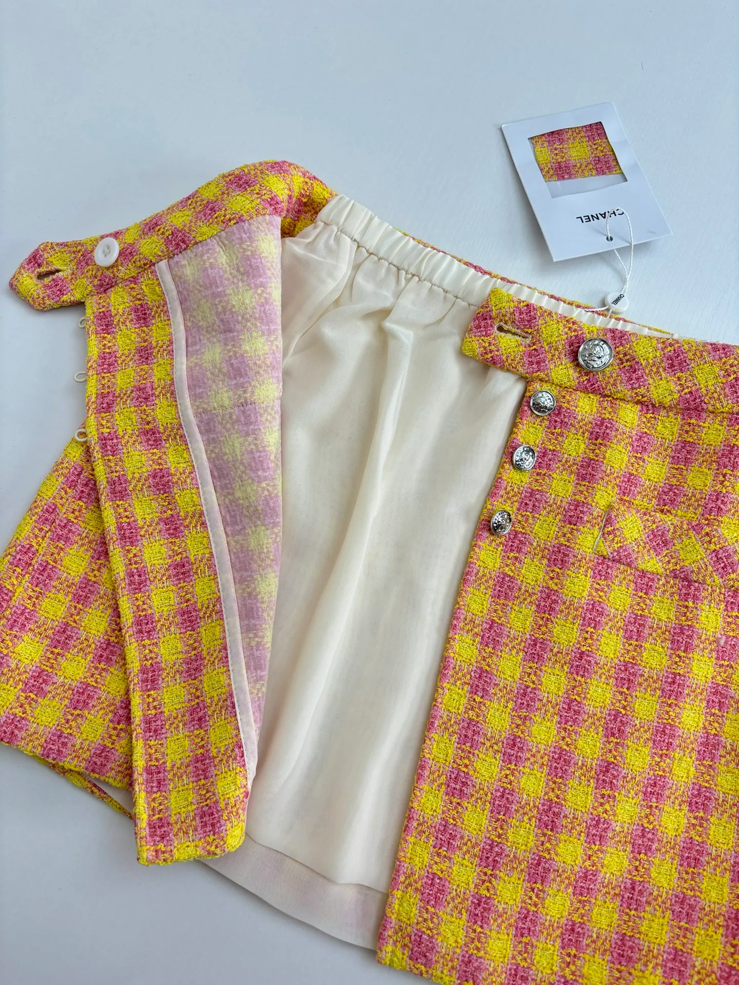 🅿️430 Chanel* Chanel 25Ss new plaid ribbon top and skirt suit. Imported wool woolen material, high-end texture, full appearance. The shoulder design fits the human body, making the figure more slender and straight. The red and yellow plaid pattern is used throughout the body to add a sense of youth and sophistication. The complete set is noble and textured, playful and reduces age. The best choice for formal occasions. Size: S/M/L