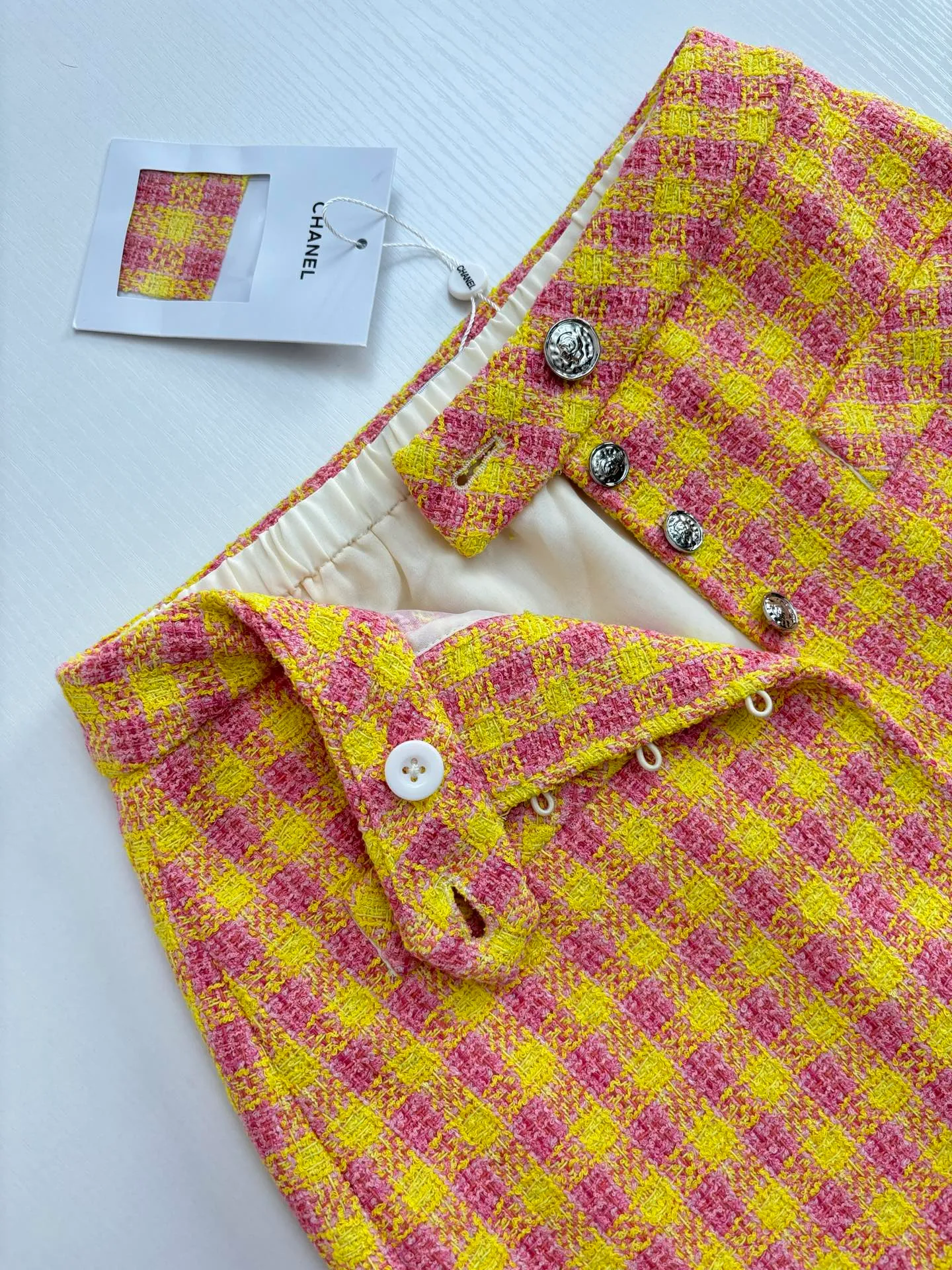 🅿️430 Chanel* Chanel 25Ss new plaid ribbon top and skirt suit. Imported wool woolen material, high-end texture, full appearance. The shoulder design fits the human body, making the figure more slender and straight. The red and yellow plaid pattern is used throughout the body to add a sense of youth and sophistication. The complete set is noble and textured, playful and reduces age. The best choice for formal occasions. Size: S/M/L