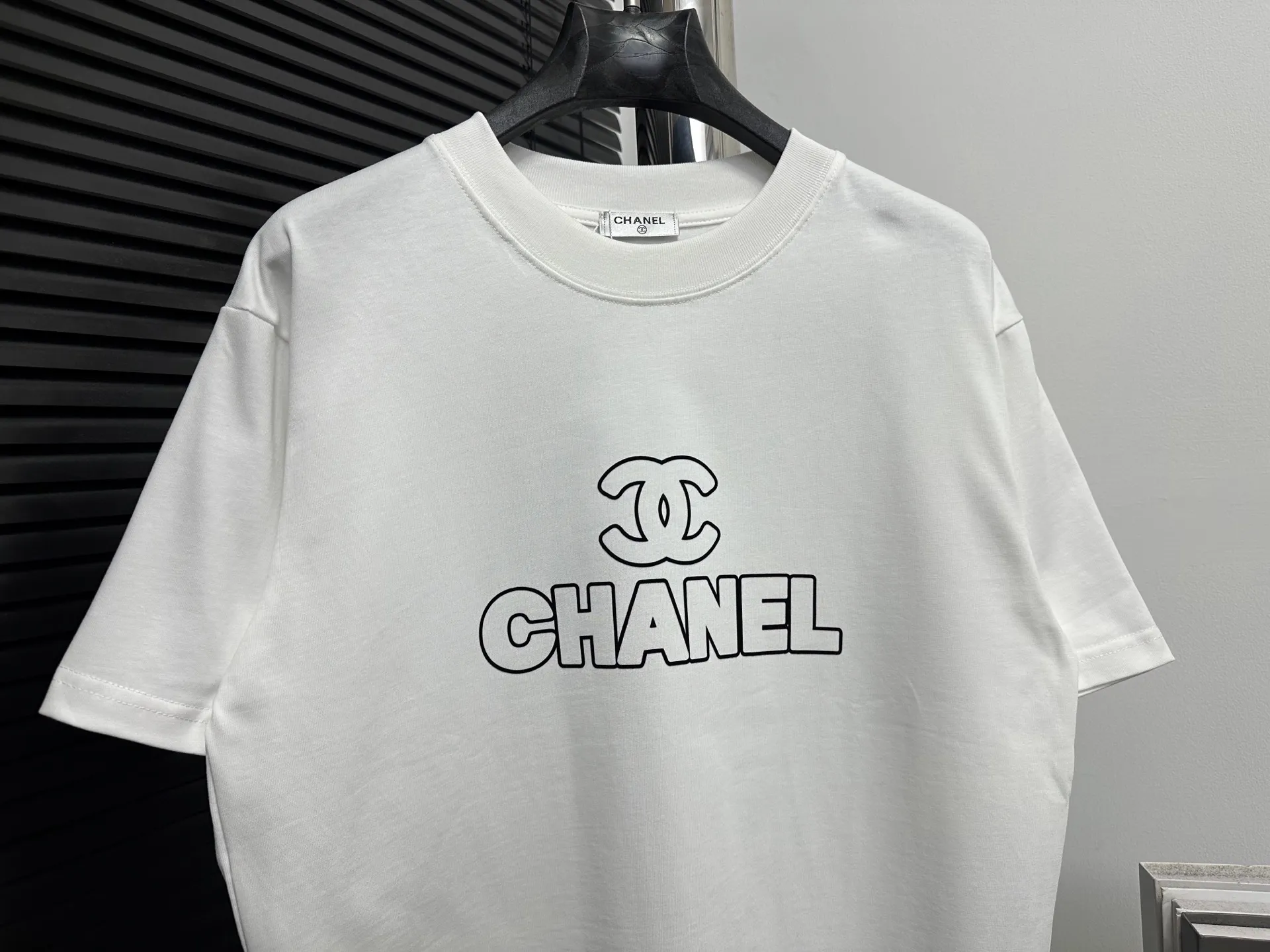 🅿️170 【ChaneL】Xiaoxiangfeng 25ss new round neck T-shirt. Pure cotton fabric, washed, soft and skin-friendly. The workmanship is meticulous, the thickness is moderate, the shape is simple and refined, independent and elegant. The same style for men and women, loose fit, fashionable and versatile for all ages. Color: Black White Size: XS-L