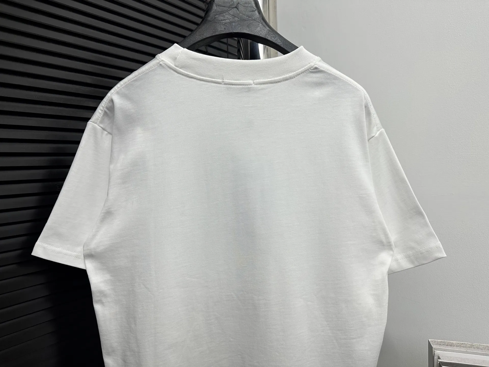 🅿️170 【ChaneL】Xiaoxiangfeng 25ss new round neck T-shirt. Pure cotton fabric, washed, soft and skin-friendly. The workmanship is meticulous, the thickness is moderate, the shape is simple and refined, independent and elegant. The same style for men and women, loose fit, fashionable and versatile for all ages. Color: Black White Size: XS-L