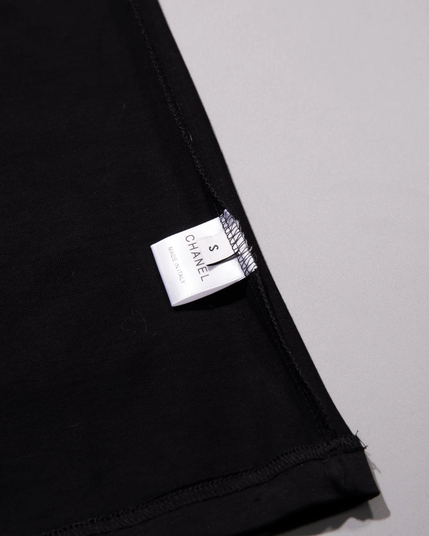 🅿️210 CHANEL Round neck short-sleeved T-shirt, towel embroidered letter LOGO🪡 small label logo, official synchronization, 1:1 original mold opening, fashion personality, versatile trend, pure original quality, original washed fabric, tag, collar label, washed wheat, three complete labels, color: black, white. Size: S M L XL
