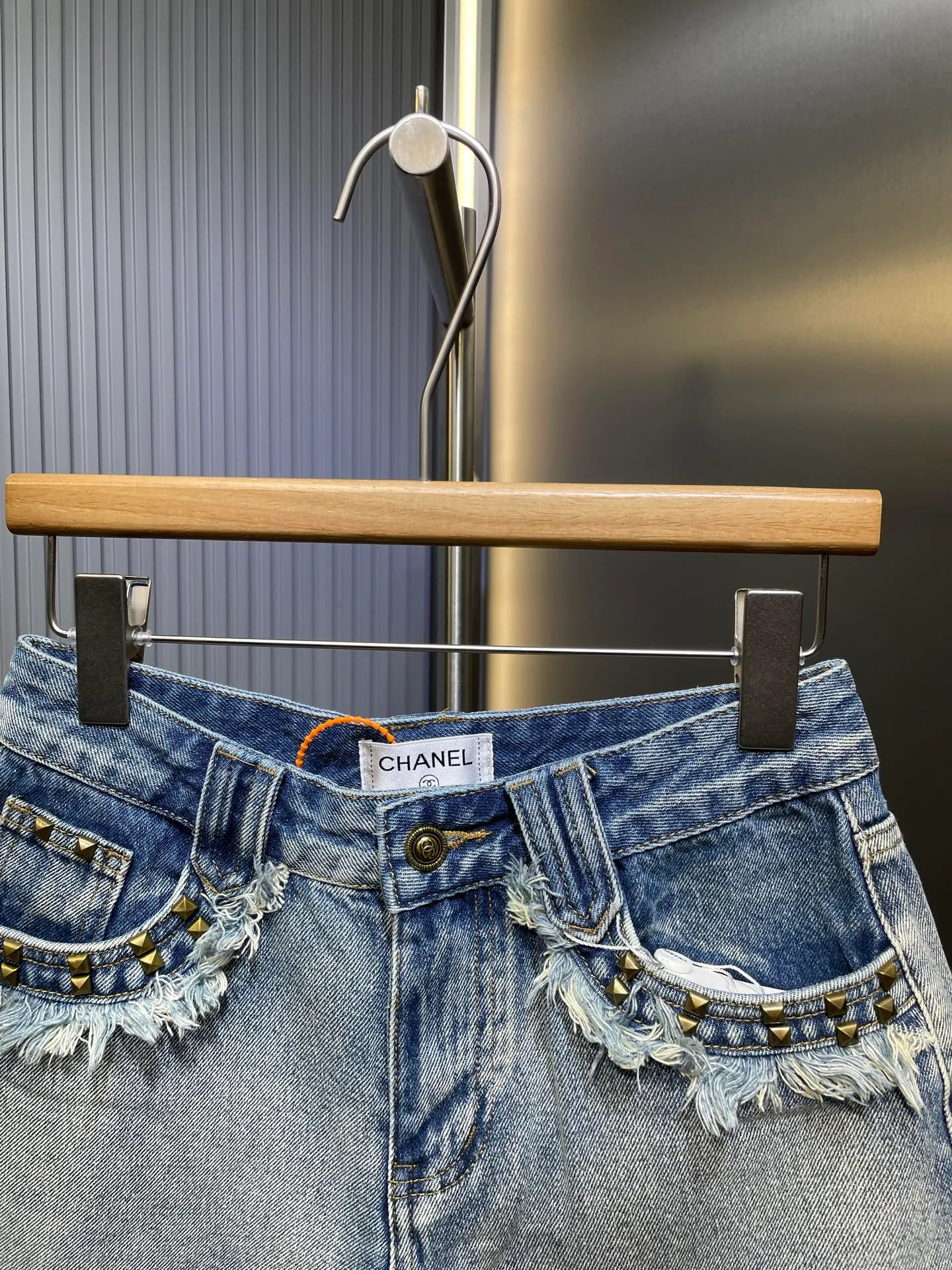 🅿️350 CH Xiaoxiangfeng 2025 early spring new style denim shorts with pocket rivets and whiskers 👖, double enzyme light-color nostalgic wash, elongating the leg lines, pocket rivets decorative design, full of visual sense. Super easy to match 👍Create a hot girl artifact in spring and summer. It’s easy to create diversified styles. Adding a backpack patch and embroidered double C design is more layered than ordinary denim shorts. Color: Blue Size: S M L Real shot details #