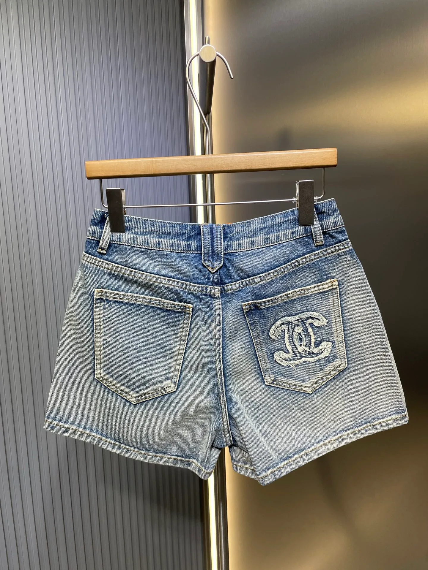 🅿️350 CH Xiaoxiangfeng 2025 early spring new style denim shorts with pocket rivets and whiskers 👖, double enzyme light-color nostalgic wash, elongating the leg lines, pocket rivets decorative design, full of visual sense. Super easy to match 👍Create a hot girl artifact in spring and summer. It’s easy to create diversified styles. Adding a backpack patch and embroidered double C design is more layered than ordinary denim shorts. Color: Blue Size: S M L Real shot details #