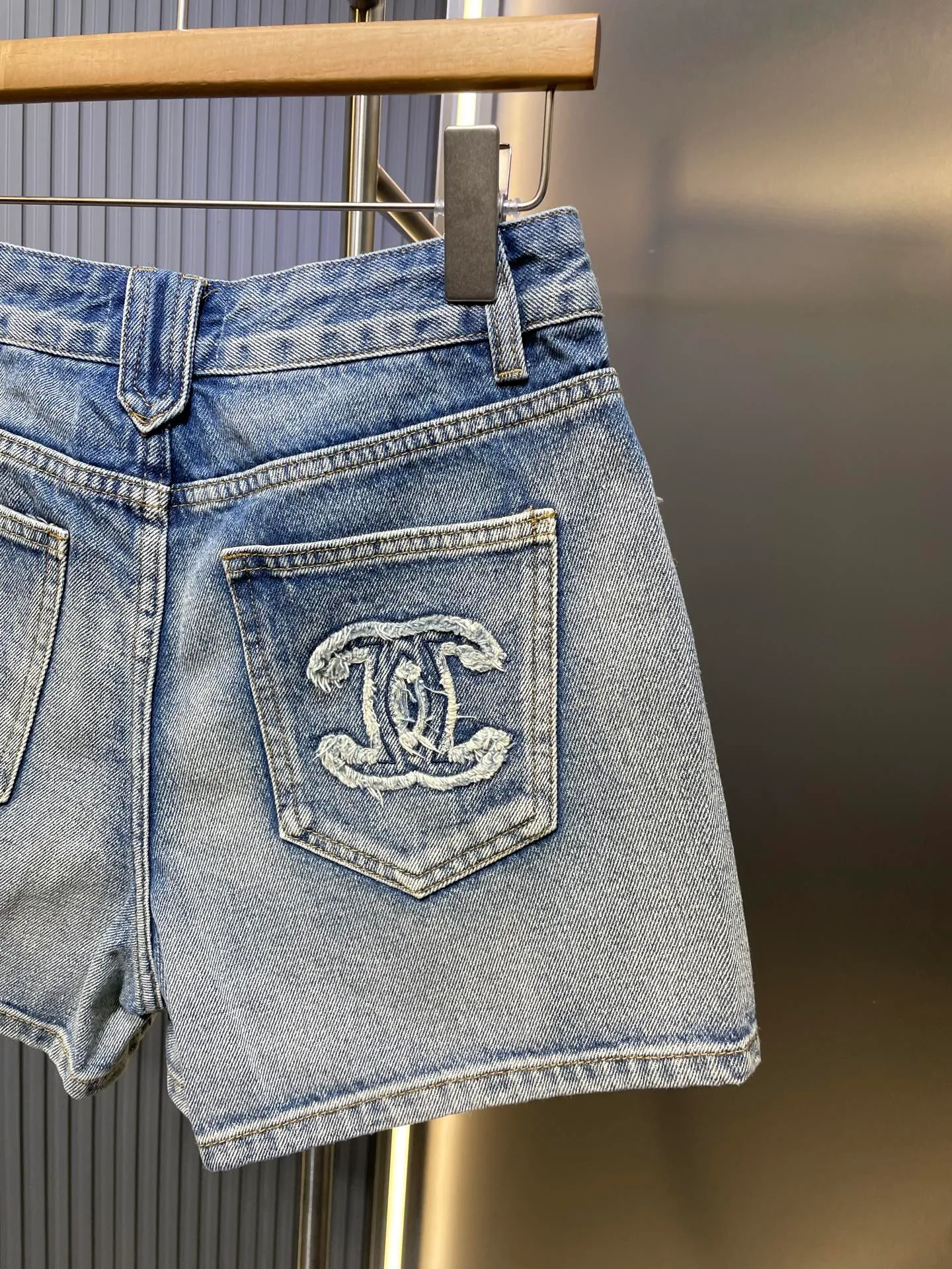 🅿️350 CH Xiaoxiangfeng 2025 early spring new style denim shorts with pocket rivets and whiskers 👖, double enzyme light-color nostalgic wash, elongating the leg lines, pocket rivets decorative design, full of visual sense. Super easy to match 👍Create a hot girl artifact in spring and summer. It’s easy to create diversified styles. Adding a backpack patch and embroidered double C design is more layered than ordinary denim shorts. Color: Blue Size: S M L Real shot details #