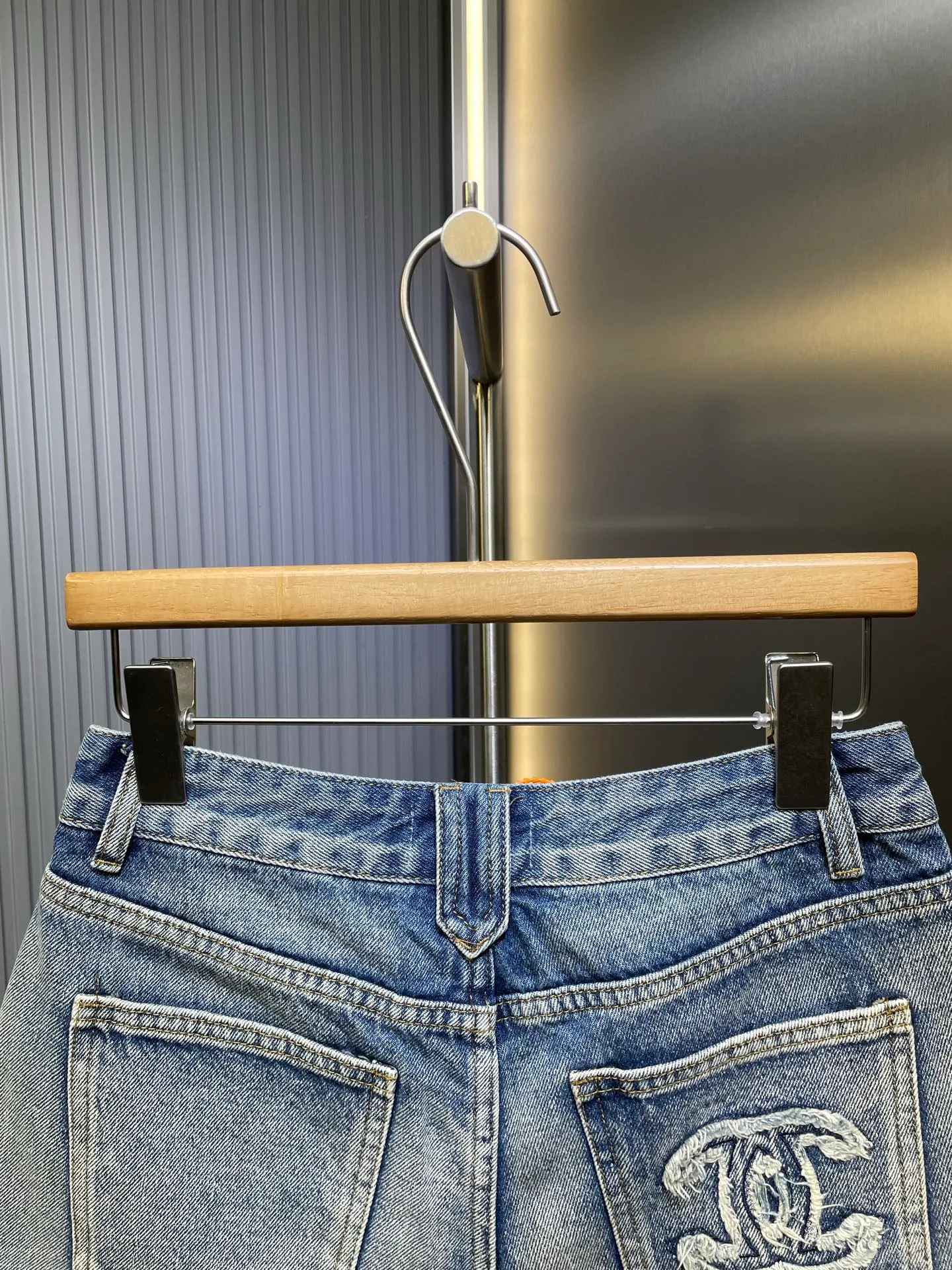 🅿️350 CH Xiaoxiangfeng 2025 early spring new style denim shorts with pocket rivets and whiskers 👖, double enzyme light-color nostalgic wash, elongating the leg lines, pocket rivets decorative design, full of visual sense. Super easy to match 👍Create a hot girl artifact in spring and summer. It’s easy to create diversified styles. Adding a backpack patch and embroidered double C design is more layered than ordinary denim shorts. Color: Blue Size: S M L Real shot details #