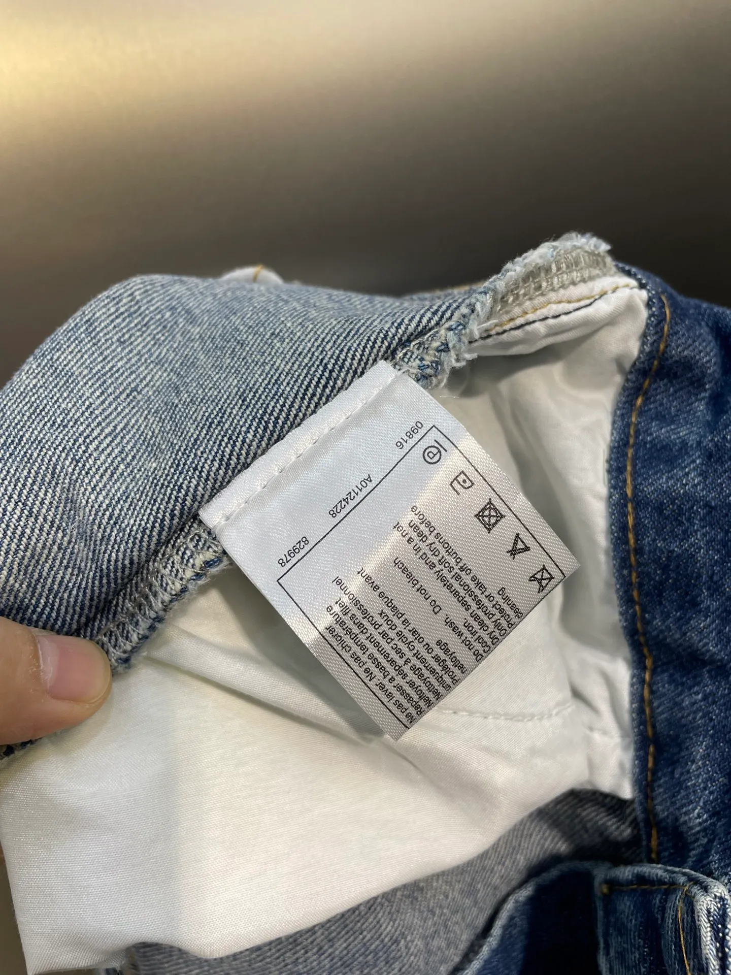 🅿️350 CH Xiaoxiangfeng 2025 early spring new style denim shorts with pocket rivets and whiskers 👖, double enzyme light-color nostalgic wash, elongating the leg lines, pocket rivets decorative design, full of visual sense. Super easy to match 👍Create a hot girl artifact in spring and summer. It’s easy to create diversified styles. Adding a backpack patch and embroidered double C design is more layered than ordinary denim shorts. Color: Blue Size: S M L Real shot details #