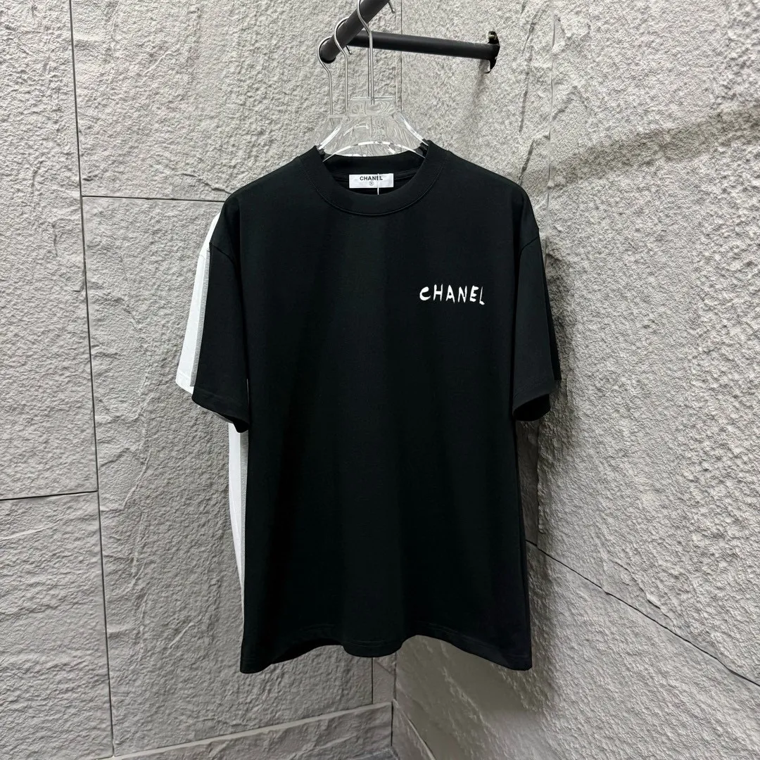 🅿️180 CHANE*Chanel*er 2025 spring and summer new style Classic letter printing Big flower personalized signature printing on the back Customized double yarn plain cotton fabric Short-sleeved T-shirt Unisex Size: S (90-130 catties) M (120-150 catties) L (140-165 catties) XL (160-180 catties) XXL (180-210 pounds) Color: black white