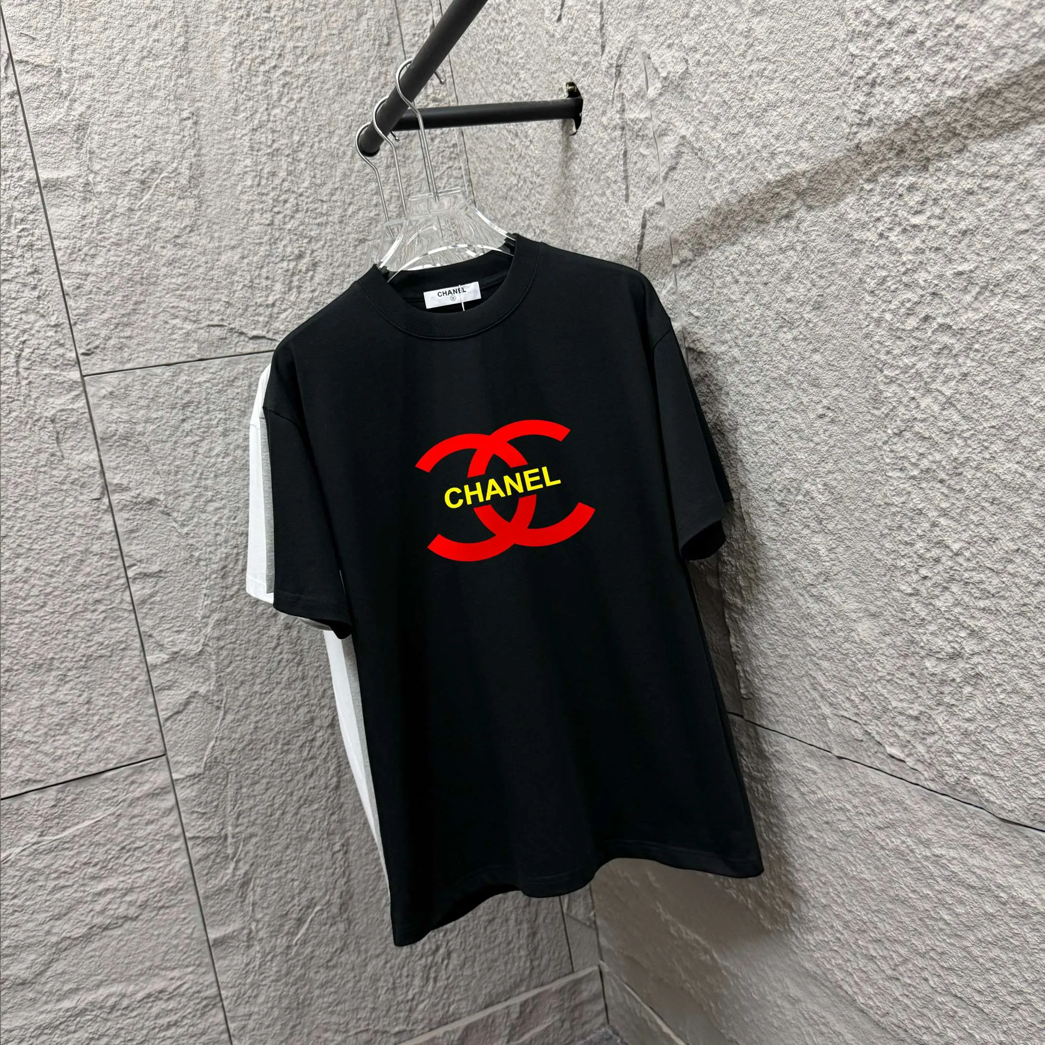 🅿️180 CHANE*Chanel*er 2025 spring and summer new style Classic letter totem Three-dimensional flocking technology Customized double yarn plain cotton fabric Short-sleeved T-shirt Uniform style for men and women Color: black white Size: S (90-130 pounds) M (120-150 pounds) L (140-165 pounds) XL (160-180 pounds) XXL (180-210 pounds)