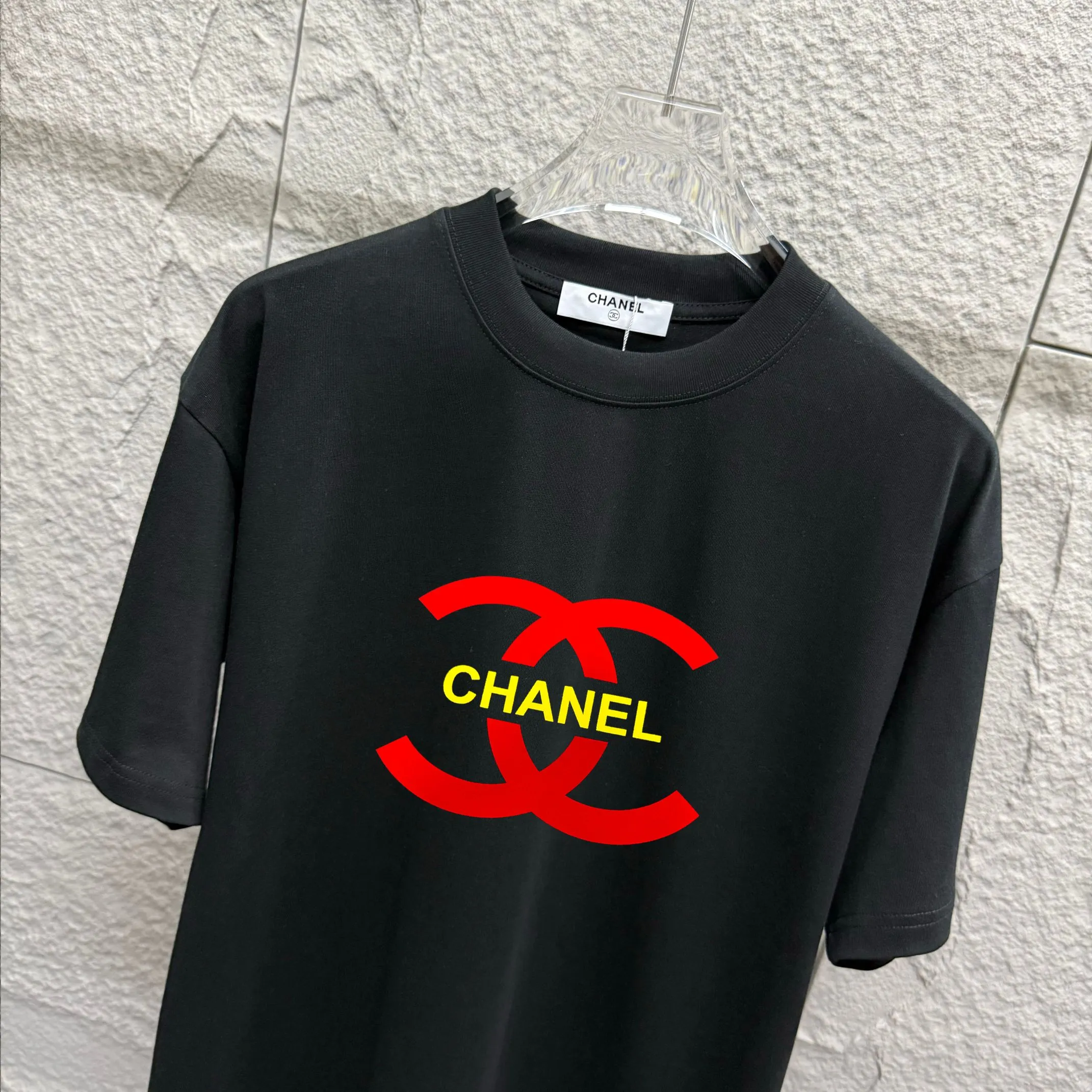 🅿️180 CHANE*Chanel*er 2025 spring and summer new style Classic letter totem Three-dimensional flocking technology Customized double yarn plain cotton fabric Short-sleeved T-shirt Uniform style for men and women Color: black white Size: S (90-130 pounds) M (120-150 pounds) L (140-165 pounds) XL (160-180 pounds) XXL (180-210 pounds)