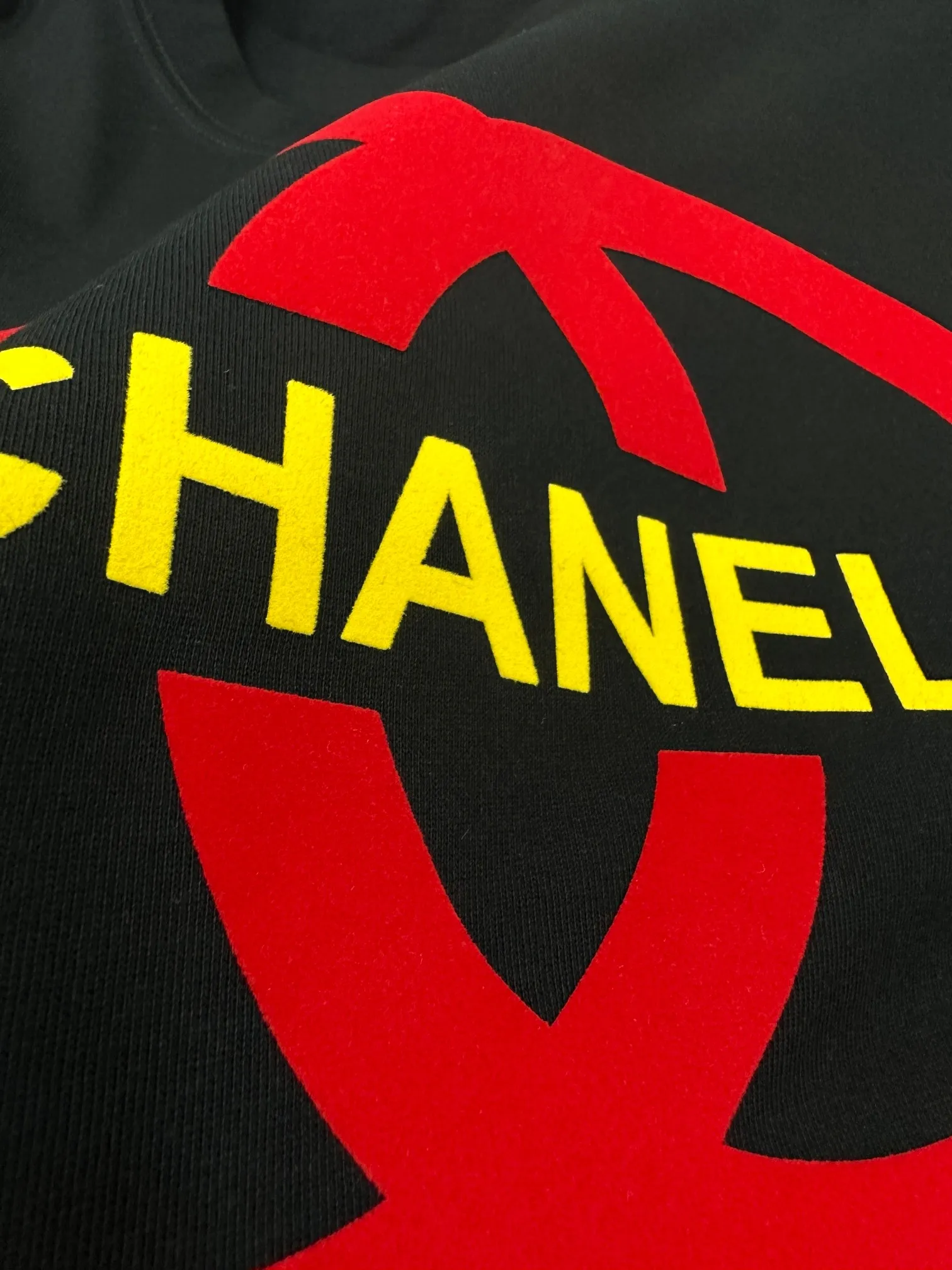 🅿️180 CHANE*Chanel*er 2025 spring and summer new style Classic letter totem Three-dimensional flocking technology Customized double yarn plain cotton fabric Short-sleeved T-shirt Uniform style for men and women Color: black white Size: S (90-130 pounds) M (120-150 pounds) L (140-165 pounds) XL (160-180 pounds) XXL (180-210 pounds)