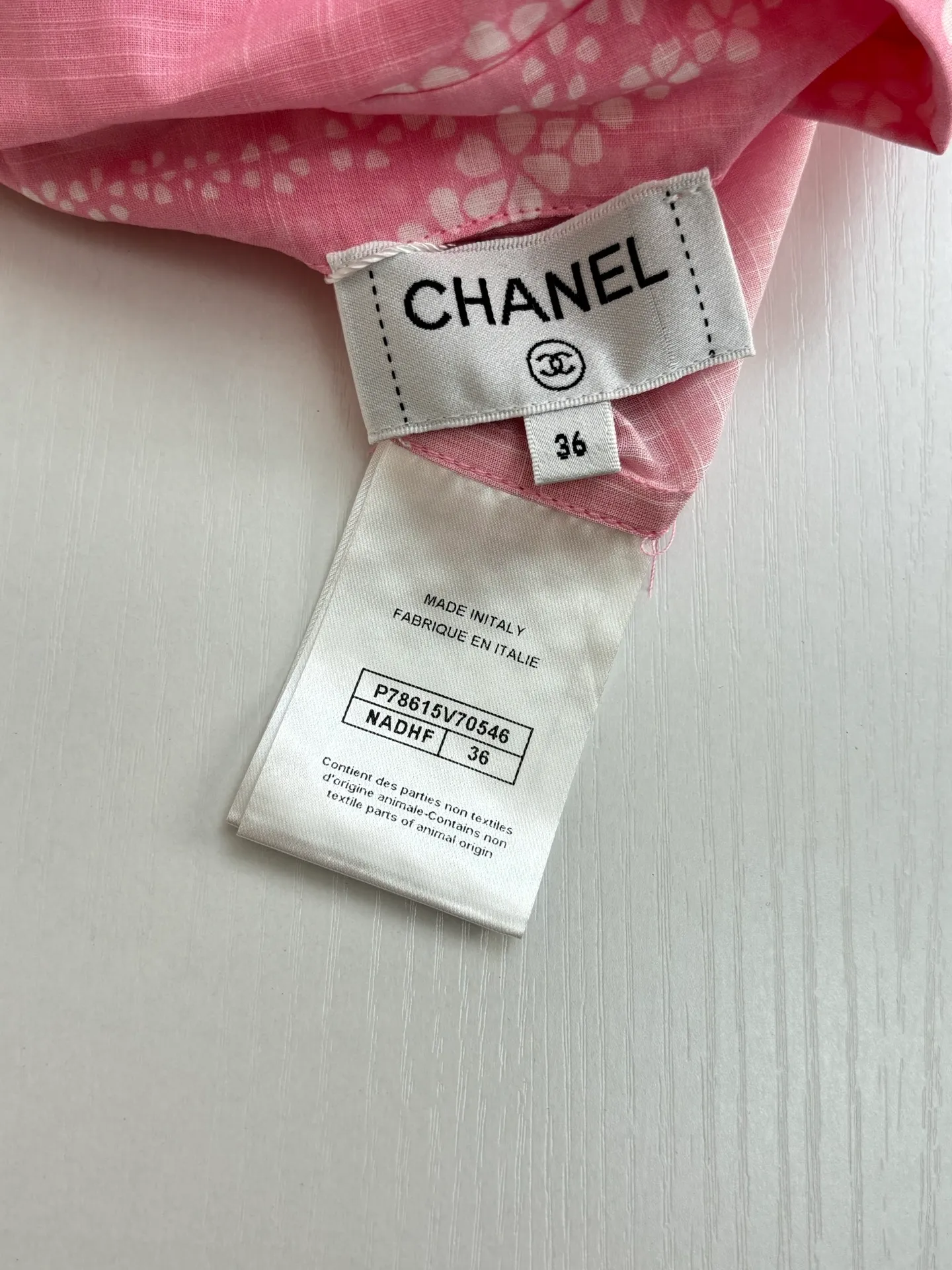 🅿️520 Chane*/Chanel Xiaoxiang 25coco beach resort series lapel shirt. Imported pure cotton fabric, textured and shiny, nourishing and breathable. Lapel long-sleeved shirt, straight waist and loose fit. Tolerant of the body, adding free and easy handsomeness. The whole body is active and full of irregular camellia patterns. Double C logo is interspersed to highlight the brand style. Complex visual effects create a romantic and aesthetic style. Size:: 36/38/40