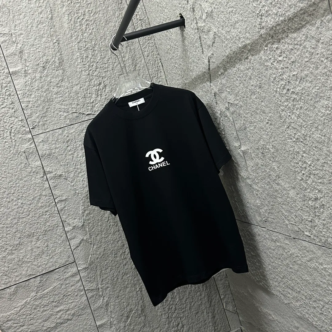 🅿️180 CHANE*Chanel*er 2025 spring and summer new style Classic totem letters Three-dimensional silicone technology Customized double yarn plain cotton fabric Short-sleeved T-shirt Same style for men and women Color: black white Size: S (90-130 pounds) M (120-150 pounds) L (140-165 pounds) XL (160-180 pounds) XXL (180-210 pounds)