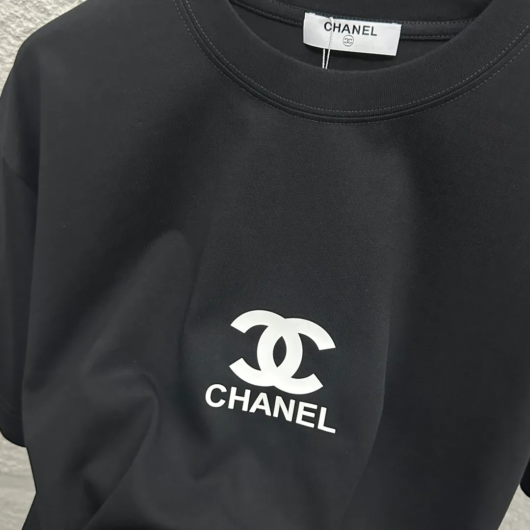🅿️180 CHANE*Chanel*er 2025 spring and summer new style Classic totem letters Three-dimensional silicone technology Customized double yarn plain cotton fabric Short-sleeved T-shirt Same style for men and women Color: black white Size: S (90-130 pounds) M (120-150 pounds) L (140-165 pounds) XL (160-180 pounds) XXL (180-210 pounds)