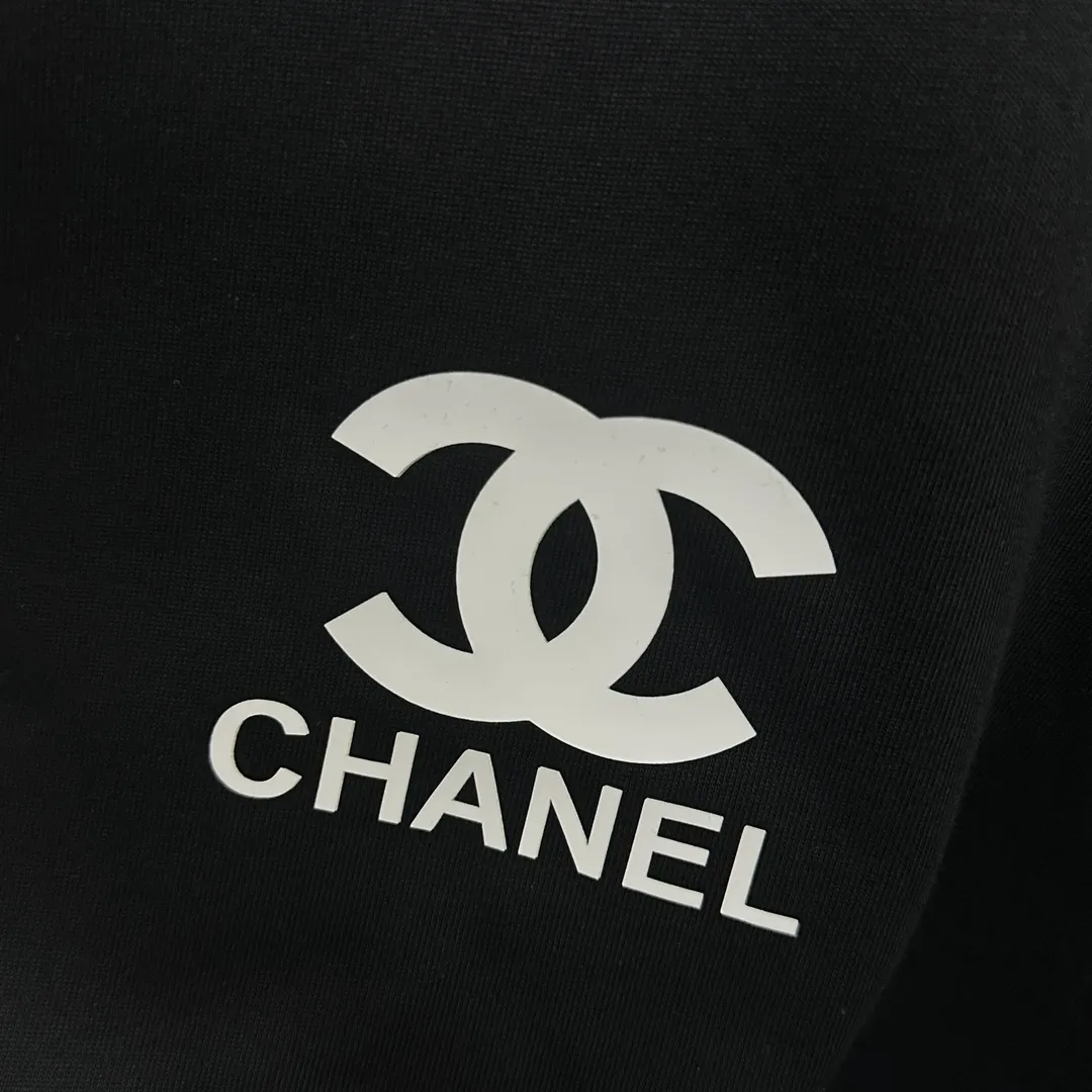 🅿️180 CHANE*Chanel*er 2025 spring and summer new style Classic totem letters Three-dimensional silicone technology Customized double yarn plain cotton fabric Short-sleeved T-shirt Same style for men and women Color: black white Size: S (90-130 pounds) M (120-150 pounds) L (140-165 pounds) XL (160-180 pounds) XXL (180-210 pounds)