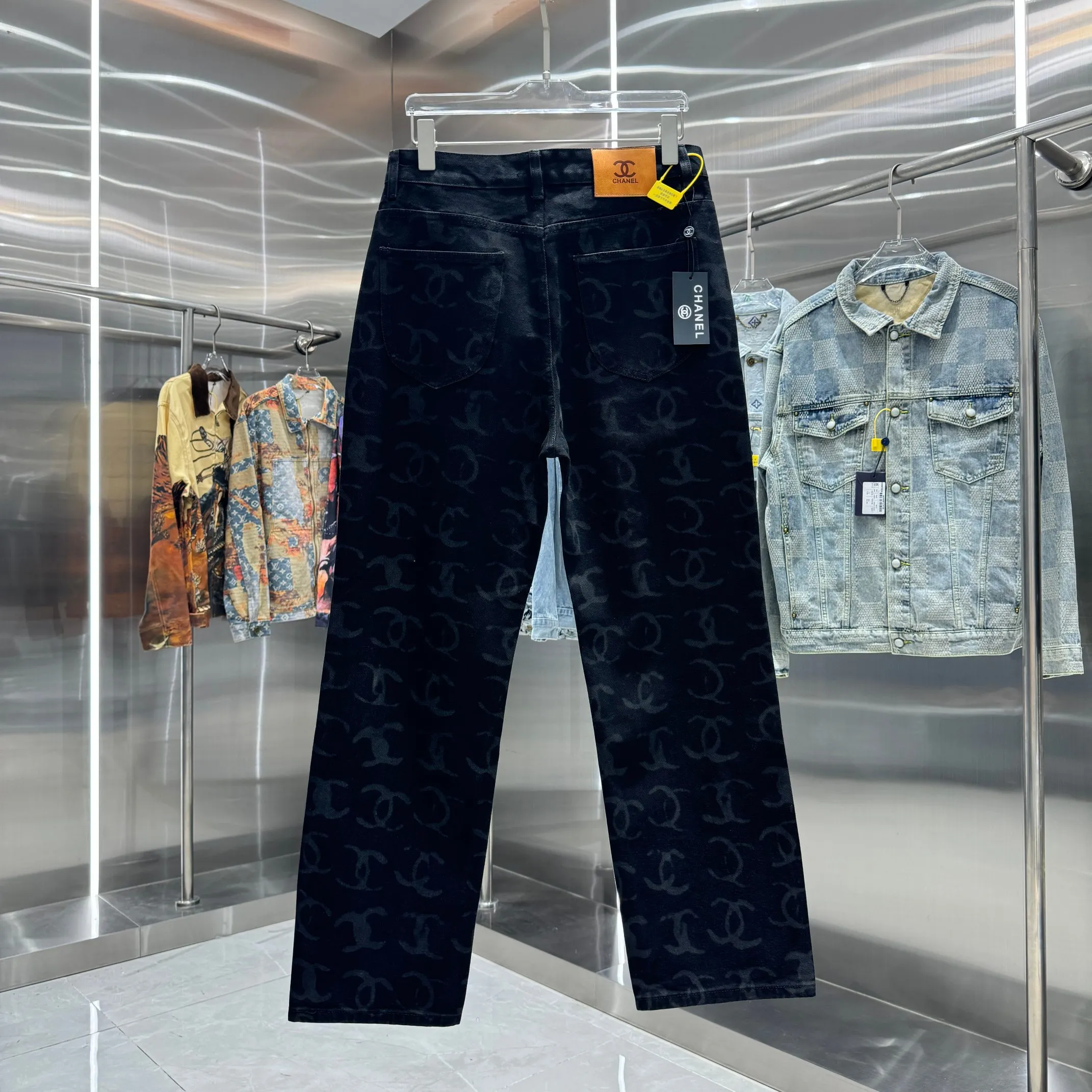 🅿️270 Chanel 25 new products, jeans with letters sprayed all over the body! Specific latest brand leather label blockbuster item ~ private channel rare product! No matter from the pattern, fabric or small details of hardware accessories, you can't be picky! Customer-supplied hardware accessories Imported customer-supplied custom-woven denim and cotton fabrics, fashionable and individual. Super versatile and good-looking, a must-have style. Very good-looking Size: 28 30 32 34 36 Color: black