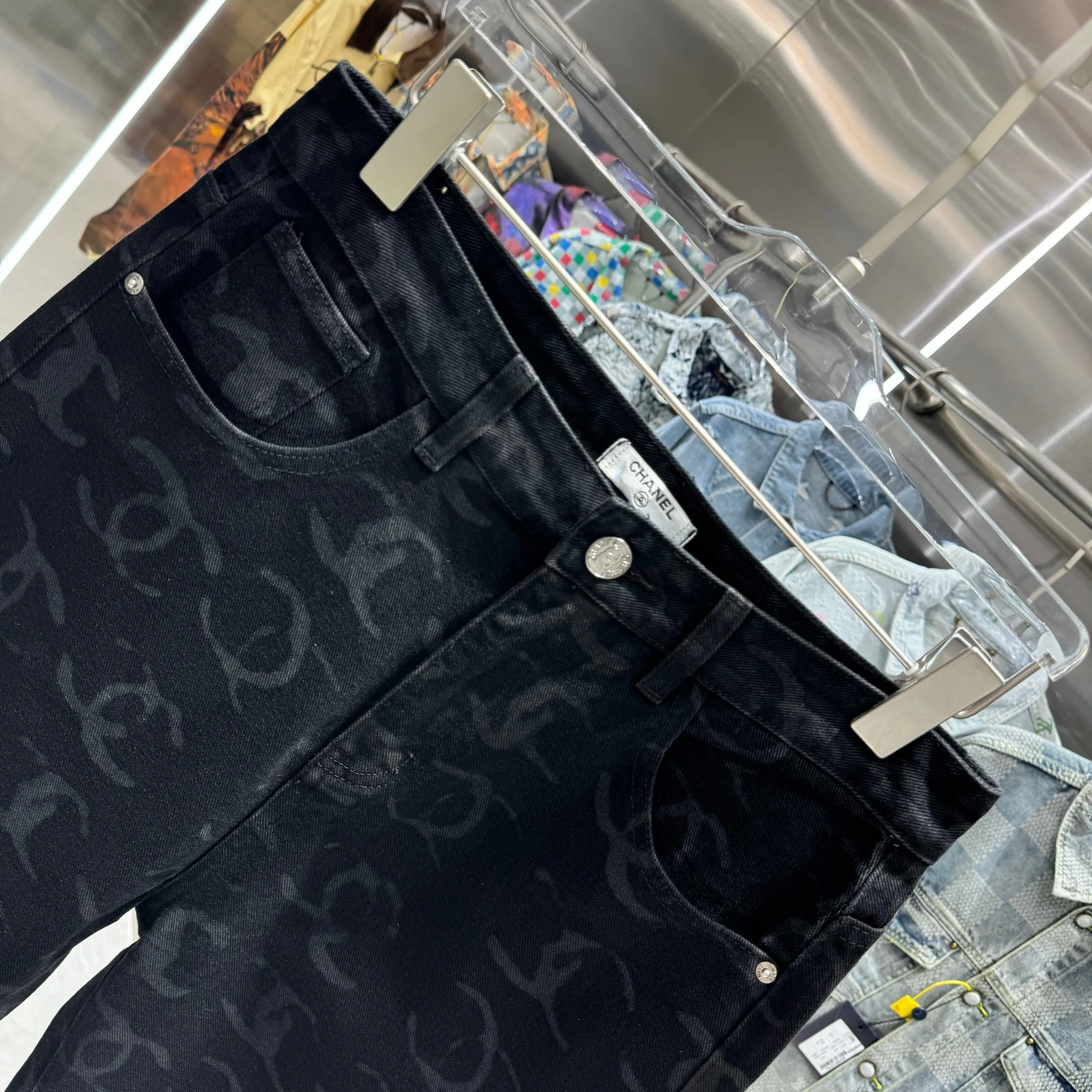 🅿️270 Chanel 25 new products, jeans with letters sprayed all over the body! Specific latest brand leather label blockbuster item ~ private channel rare product! No matter from the pattern, fabric or small details of hardware accessories, you can't be picky! Customer-supplied hardware accessories Imported customer-supplied custom-woven denim and cotton fabrics, fashionable and individual. Super versatile and good-looking, a must-have style. Very good-looking Size: 28 30 32 34 36 Color: black