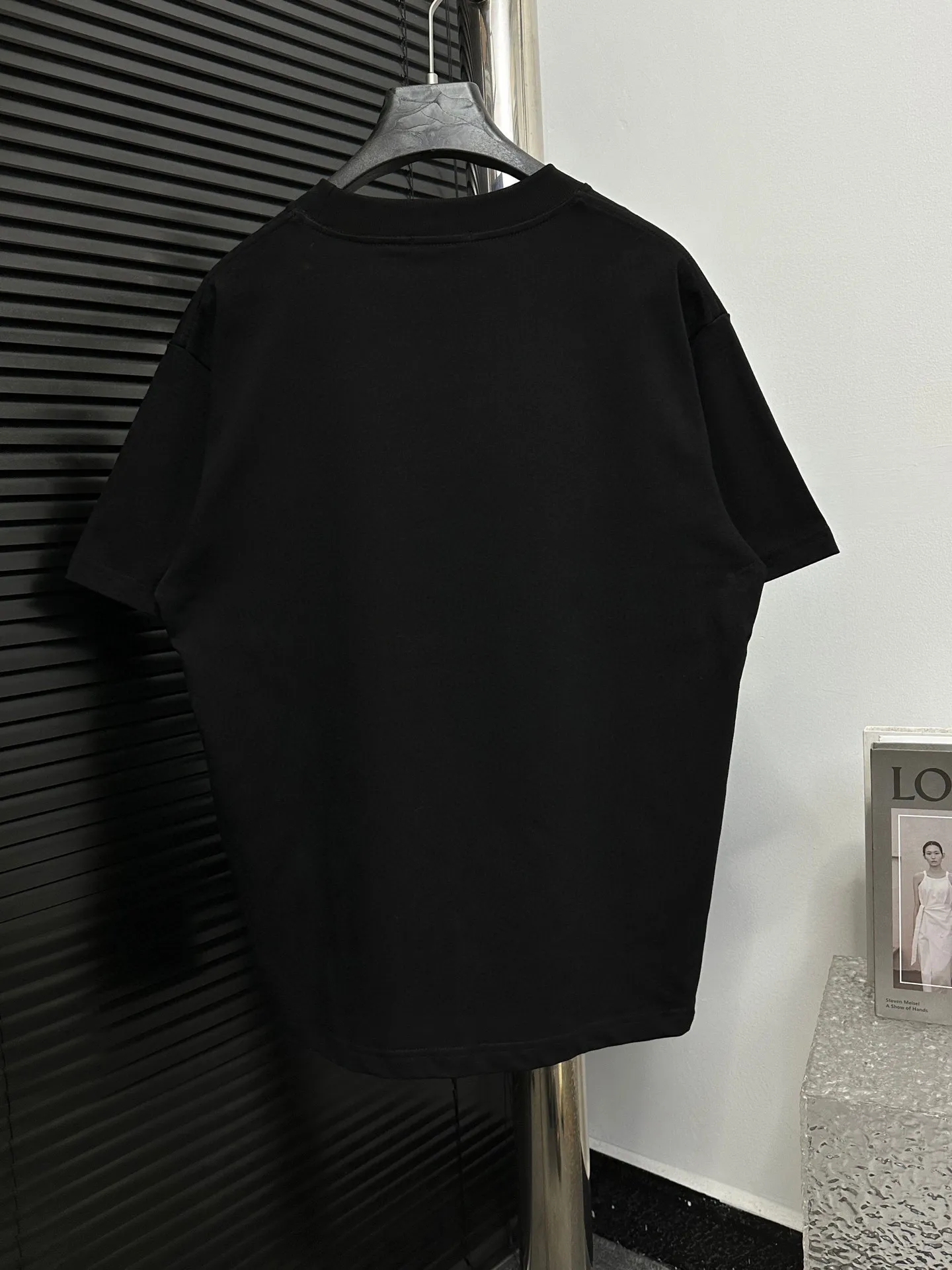 🅿️170 【ChaneL】Xiaoxiangfeng 25ss new round neck T-shirt. Pure cotton fabric, washed, soft and skin-friendly. The workmanship is meticulous, the thickness is moderate, the shape is simple and refined, independent and elegant. The same style for men and women, loose fit, fashionable and versatile for all ages. Color: Black White Size: XS-L