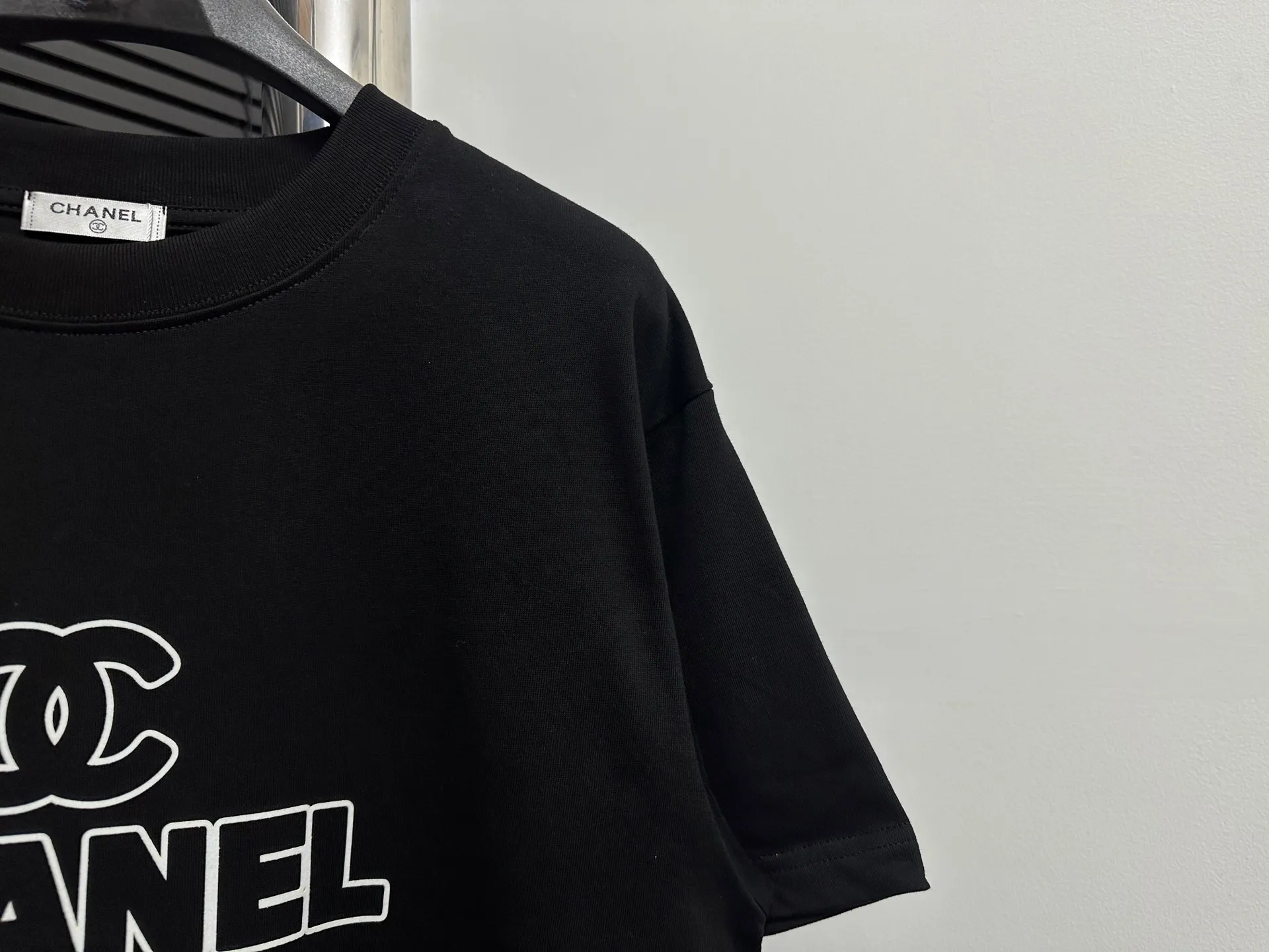 🅿️170 【ChaneL】Xiaoxiangfeng 25ss new round neck T-shirt. Pure cotton fabric, washed, soft and skin-friendly. The workmanship is meticulous, the thickness is moderate, the shape is simple and refined, independent and elegant. The same style for men and women, loose fit, fashionable and versatile for all ages. Color: Black White Size: XS-L