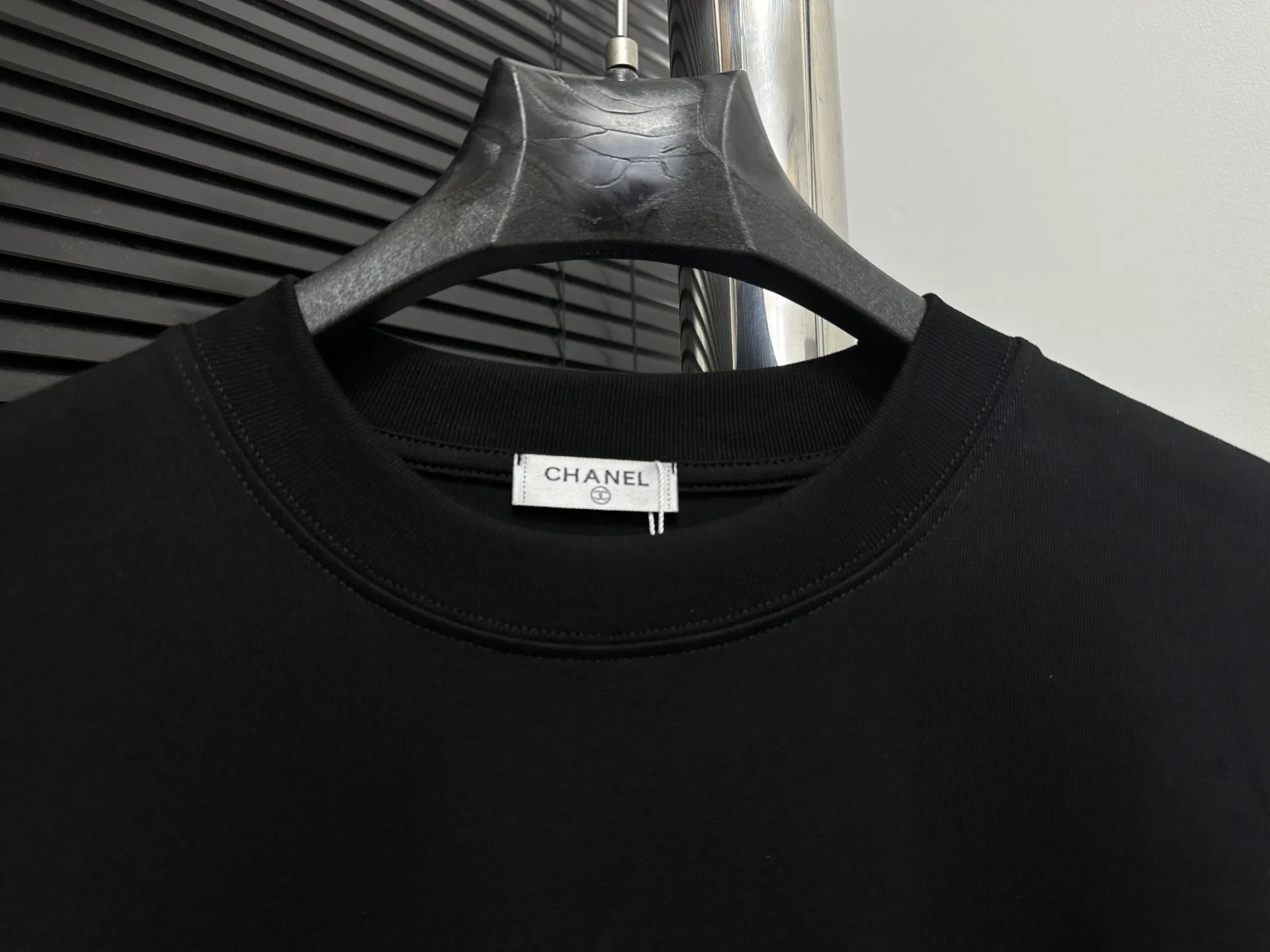 🅿️170 【ChaneL】Xiaoxiangfeng 25ss new round neck T-shirt. Pure cotton fabric, washed, soft and skin-friendly. The workmanship is meticulous, the thickness is moderate, the shape is simple and refined, independent and elegant. The same style for men and women, loose fit, fashionable and versatile for all ages. Color: Black White Size: XS-L