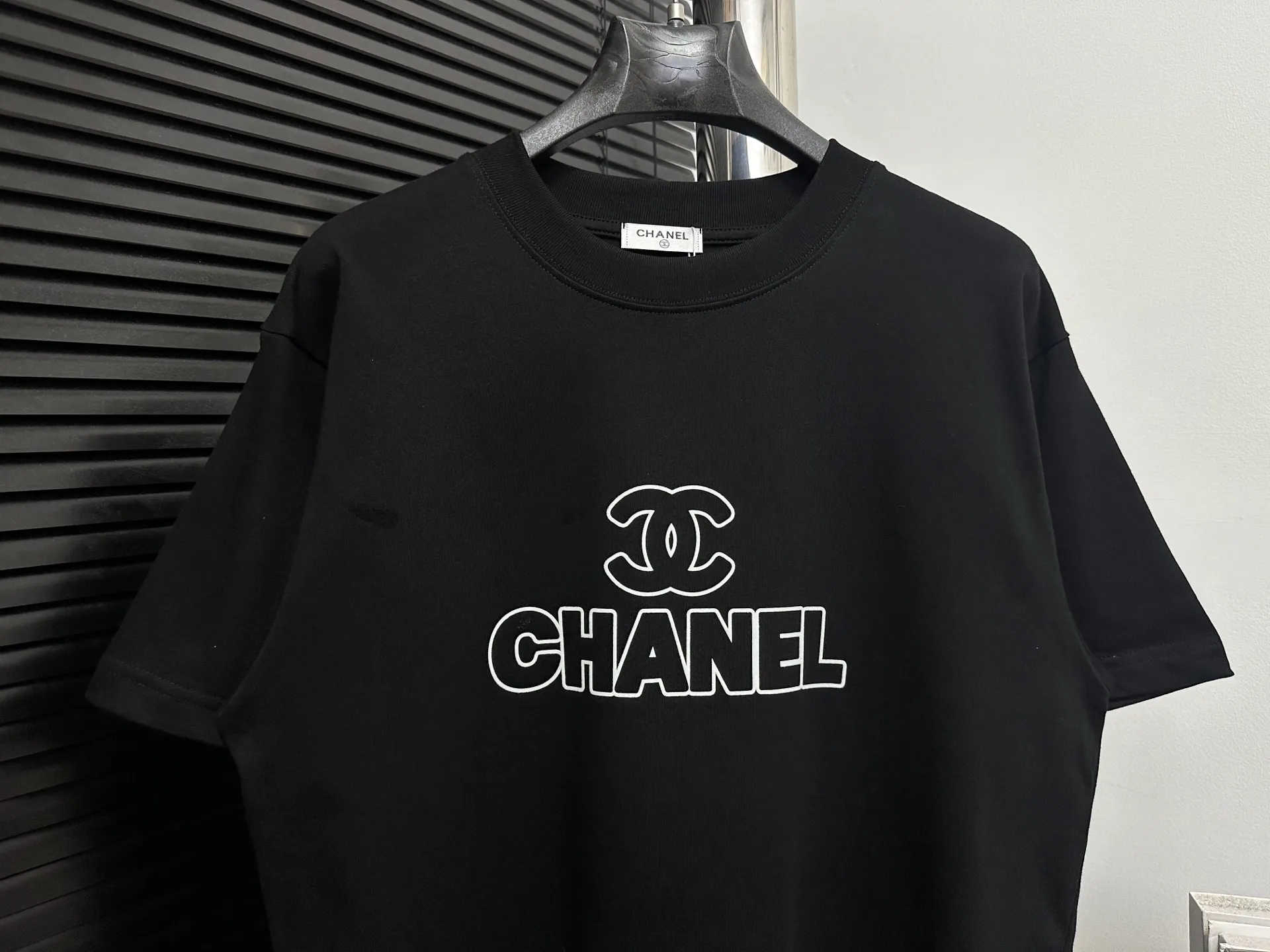 🅿️170 【ChaneL】Xiaoxiangfeng 25ss new round neck T-shirt. Pure cotton fabric, washed, soft and skin-friendly. The workmanship is meticulous, the thickness is moderate, the shape is simple and refined, independent and elegant. The same style for men and women, loose fit, fashionable and versatile for all ages. Color: Black White Size: XS-L