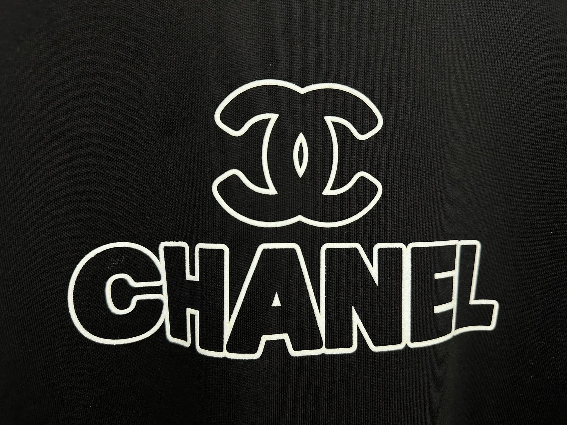 🅿️170 【ChaneL】Xiaoxiangfeng 25ss new round neck T-shirt. Pure cotton fabric, washed, soft and skin-friendly. The workmanship is meticulous, the thickness is moderate, the shape is simple and refined, independent and elegant. The same style for men and women, loose fit, fashionable and versatile for all ages. Color: Black White Size: XS-L