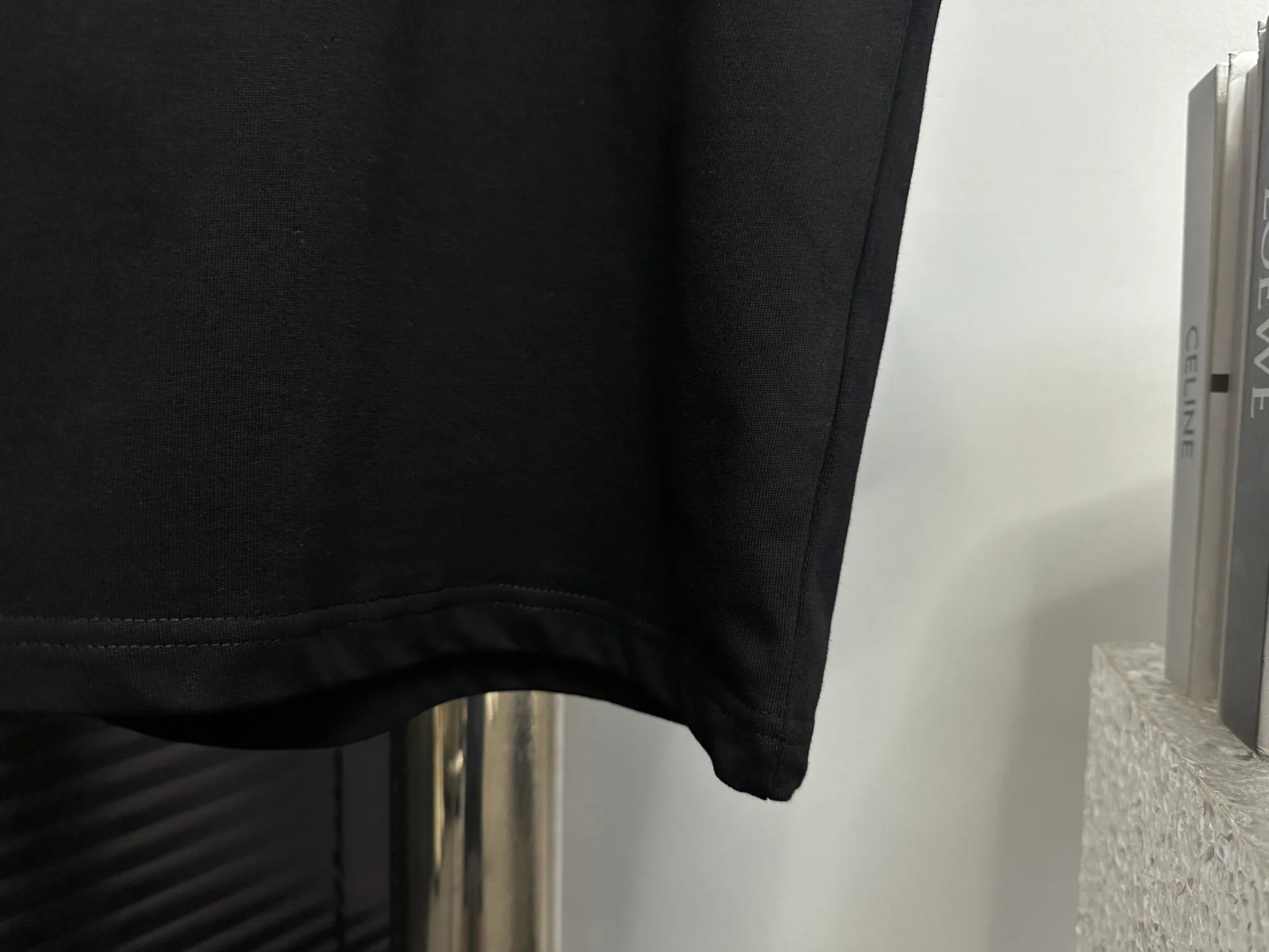 🅿️170 【ChaneL】Xiaoxiangfeng 25ss new round neck T-shirt. Pure cotton fabric, washed, soft and skin-friendly. The workmanship is meticulous, the thickness is moderate, the shape is simple and refined, independent and elegant. The same style for men and women, loose fit, fashionable and versatile for all ages. Color: Black White Size: XS-L
