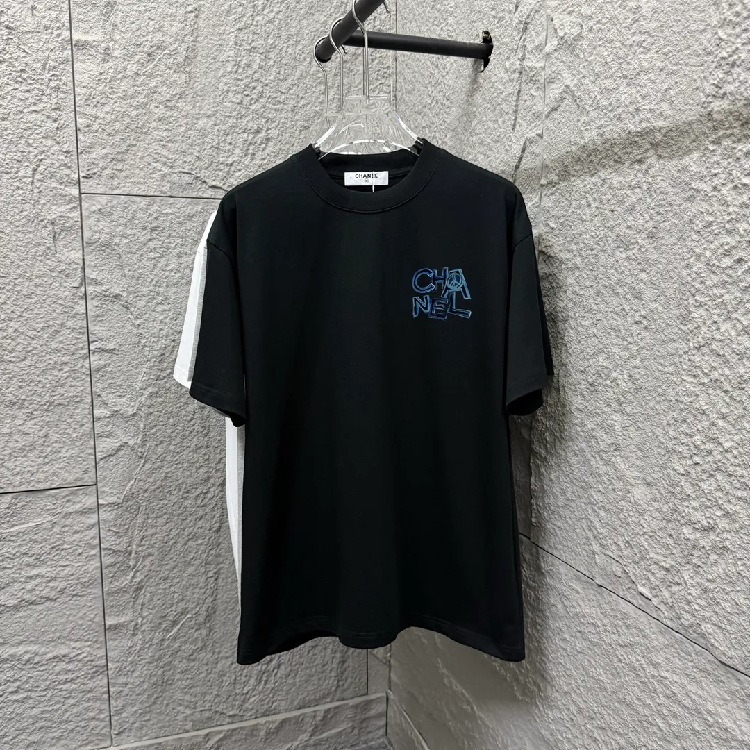 🅿️180 CHANE*Chanel*er 2025 spring and summer new style Classic letter printing Personalized printing on the back Customized double yarn plain cotton fabric Short-sleeved T-shirt Same style for men and women Size: S (90-130 catties) M (120-150 catties) L (140-165 catties) XL (160-180 catties) XXL (180-210 pounds) Color: black white