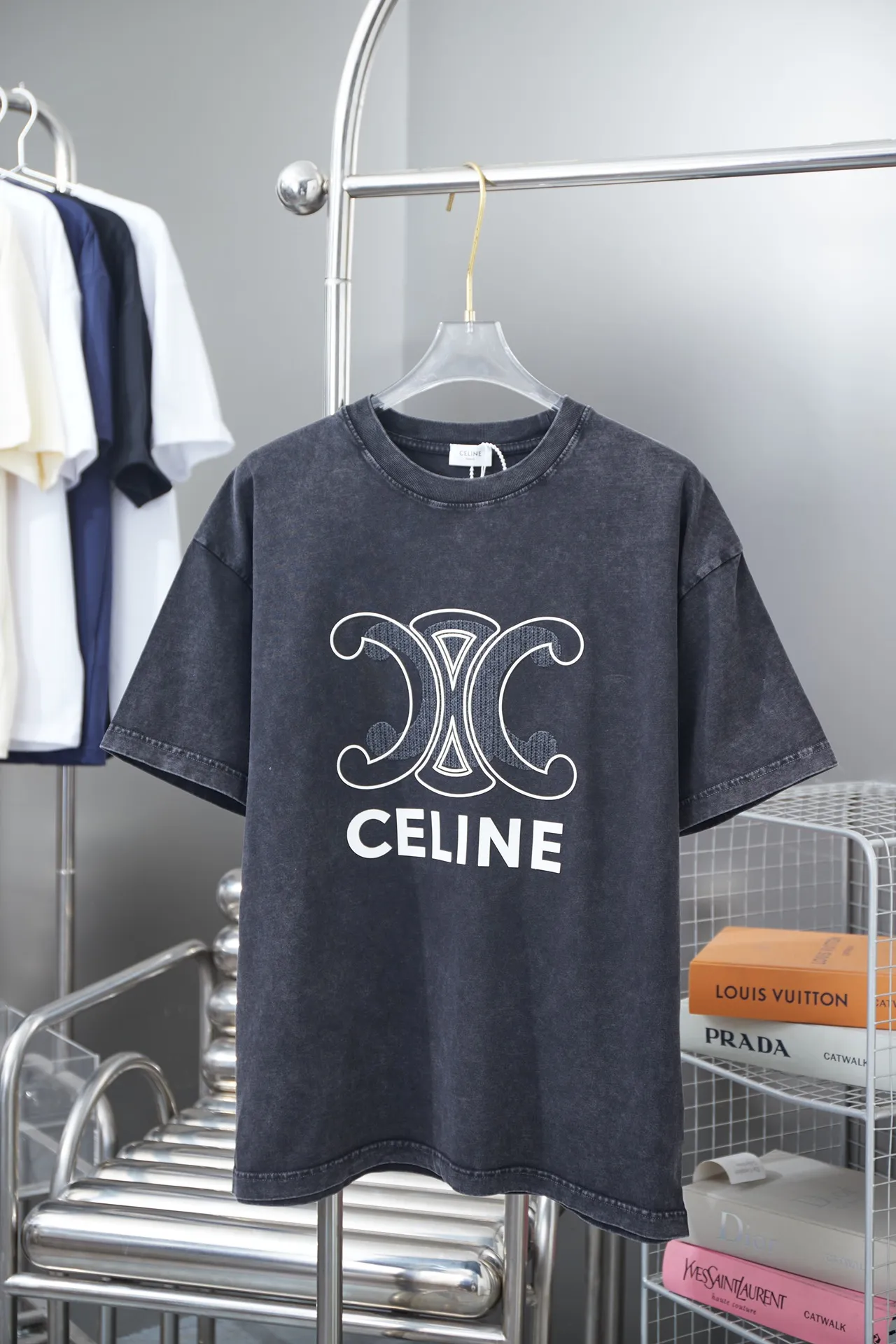 🅿️210 CELIN* 25SS early spring new style, short sleeves with appliqué embroidery and letter printing, light luxury, essential item for daily commuting for men and women, correct version, welcome to compare, detailed features · 280g 100% pure cotton double yarn jersey fabric · Custom dyed in the same cylinder, special thickened 32 count double-strand 1X1 thread · Laser towel patch design ➕ Thick version of waji letter design. Ready-made garments are dyed. Then do the faded fried snowflake process, then wash with water to make it look old. General washing to improve the effect · Double-needle stitching across seams · Original main mark, washed tag, branded moisture-proof paper packaging Color: black/grey/green Size: S/M/L/XL