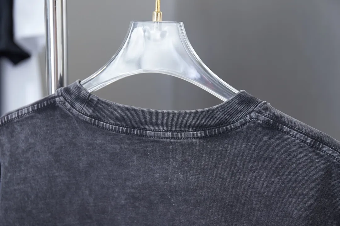 🅿️210 CELIN* 25SS early spring new style, short sleeves with appliqué embroidery and letter printing, light luxury, essential item for daily commuting for men and women, correct version, welcome to compare, detailed features · 280g 100% pure cotton double yarn jersey fabric · Custom dyed in the same cylinder, special thickened 32 count double-strand 1X1 thread · Laser towel patch design ➕ Thick version of waji letter design. Ready-made garments are dyed. Then do the faded fried snowflake process, then wash with water to make it look old. General washing to improve the effect · Double-needle stitching across seams · Original main mark, washed tag, branded moisture-proof paper packaging Color: black/grey/green Size: S/M/L/XL