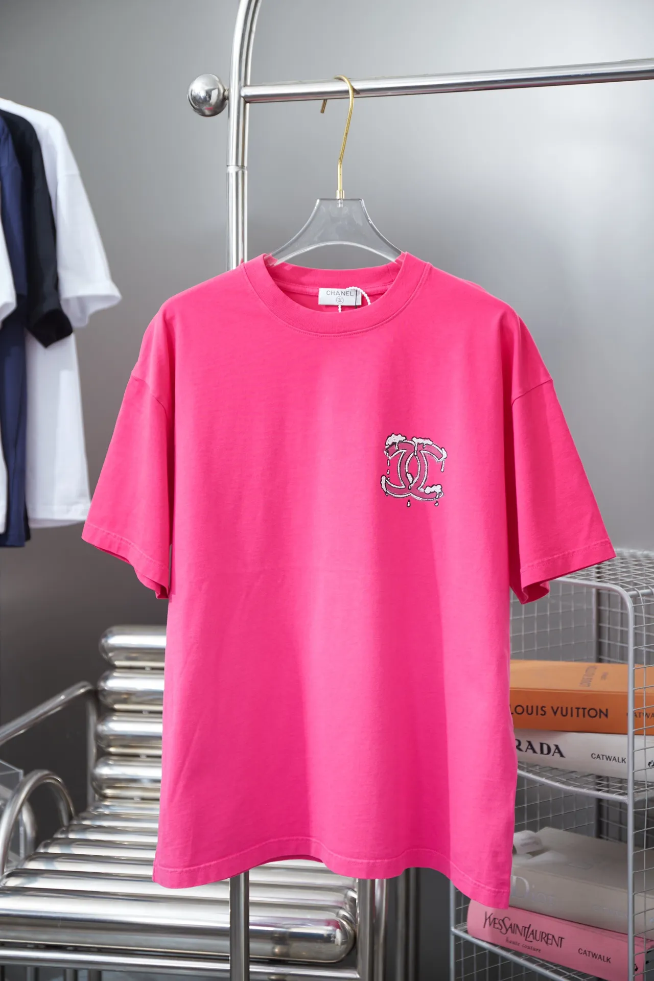 🅿️210 CHAN*L Xiaoxiangfeng 25SS early spring new style Classic letter printed diamond short sleeves Light luxury essential item for daily commuting for men and women Correct version Welcome to compare Detailed features · 280g 100% pure cotton double yarn jersey fabric · Custom dyed in the same vat, special thickened 32 pieces double strand 1X1 thread · Graffiti hand-painted pattern printing ➕ Imported Australian diamonds high temperature hot stamping. Ready-made garments are dyed Then do the faded fried snowflake process, then wash with water to make it look old. General washing to improve the effect · Double-needle stitching across seams · Original main mark, washed tag, branded moisture-proof paper packaging Color: black/pink/blue Size: S/M/L/XL