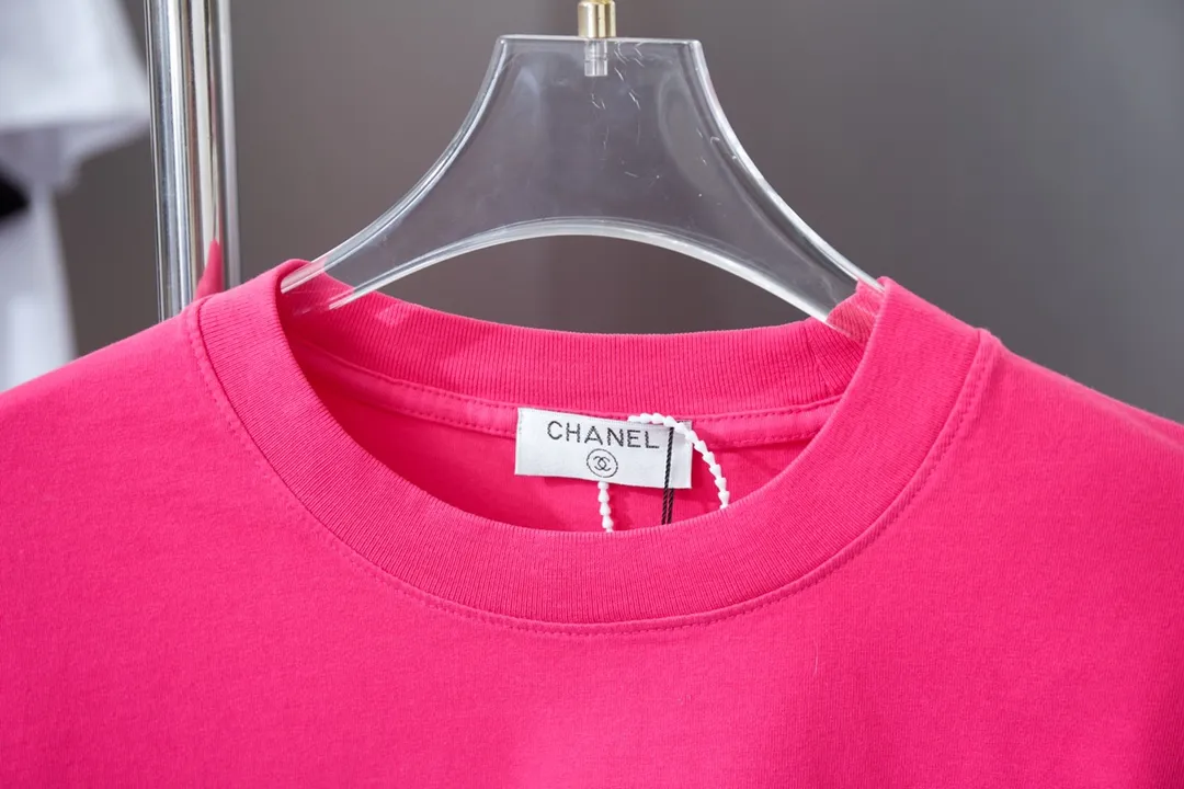 🅿️210 CHAN*L Xiaoxiangfeng 25SS early spring new style Classic letter printed diamond short sleeves Light luxury essential item for daily commuting for men and women Correct version Welcome to compare Detailed features · 280g 100% pure cotton double yarn jersey fabric · Custom dyed in the same vat, special thickened 32 pieces double strand 1X1 thread · Graffiti hand-painted pattern printing ➕ Imported Australian diamonds high temperature hot stamping. Ready-made garments are dyed Then do the faded fried snowflake process, then wash with water to make it look old. General washing to improve the effect · Double-needle stitching across seams · Original main mark, washed tag, branded moisture-proof paper packaging Color: black/pink/blue Size: S/M/L/XL