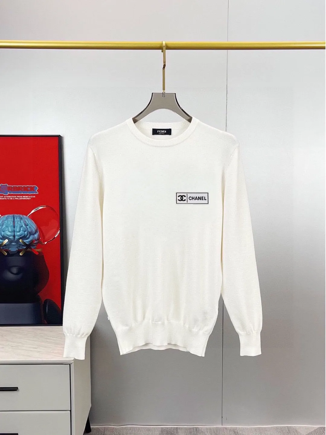 🅿️240 【CHANEL】Autumn and winter classic round neck pullover sweater, in full condition! ! ! Wool blended fabric, the latest model in 2025, golden ratio! ! Slim-fitting soft gold, versatile and practical item, the combination and practicality are extremely powerful, simple and elegant, and classy! To create your own style, it is highly recommended to buy it in two colors. The standard slim fit tailoring process is suitable for both young and old men. It is knitted from wool and will not cause any discomfort! While keeping warm, it is stylish, textured and wearable, and the classic logo with contrasting colors on the chest feels in place! ! Recommended for regular customers! ! Size M-3XL (maximum wear: 190 pounds)