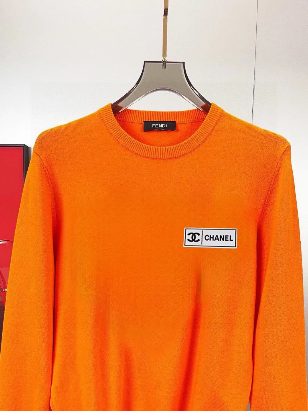 🅿️240 【CHANEL】Autumn and winter classic round neck pullover sweater, in full condition! ! ! Wool blended fabric, the latest model in 2025, golden ratio! ! Slim-fitting soft gold, versatile and practical item, the combination and practicality are extremely powerful, simple and elegant, and classy! To create your own style, it is highly recommended to buy it in two colors. The standard slim fit tailoring process is suitable for both young and old men. It is knitted from wool and will not cause any discomfort! While keeping warm, it is stylish, textured and wearable, and the classic logo with contrasting colors on the chest feels in place! ! Recommended for regular customers! ! Size M-3XL (maximum wear: 190 pounds)