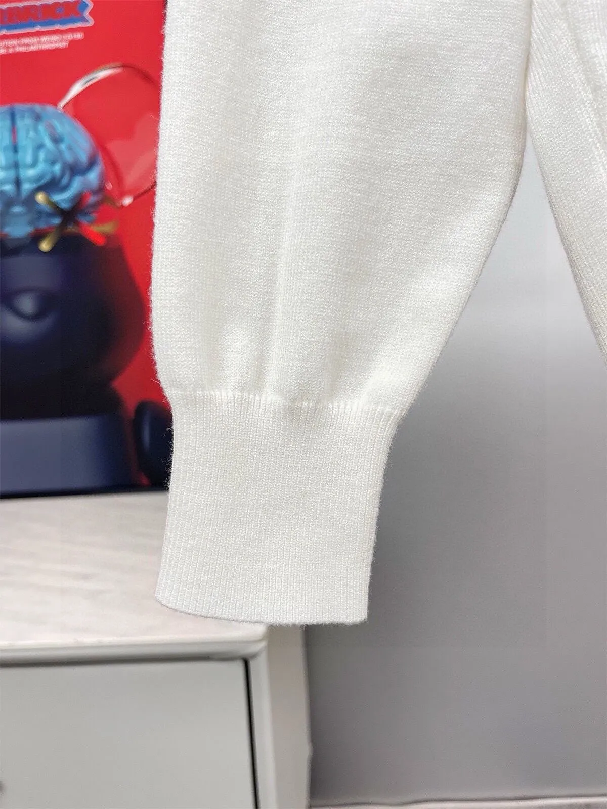 🅿️240 【CHANEL】Autumn and winter classic round neck pullover sweater, in full condition! ! ! Wool blended fabric, the latest model in 2025, golden ratio! ! Slim-fitting soft gold, versatile and practical item, the combination and practicality are extremely powerful, simple and elegant, and classy! To create your own style, it is highly recommended to buy it in two colors. The standard slim fit tailoring process is suitable for both young and old men. It is knitted from wool and will not cause any discomfort! While keeping warm, it is stylish, textured and wearable, and the classic logo with contrasting colors on the chest feels in place! ! Recommended for regular customers! ! Size M-3XL (maximum wear: 190 pounds)
