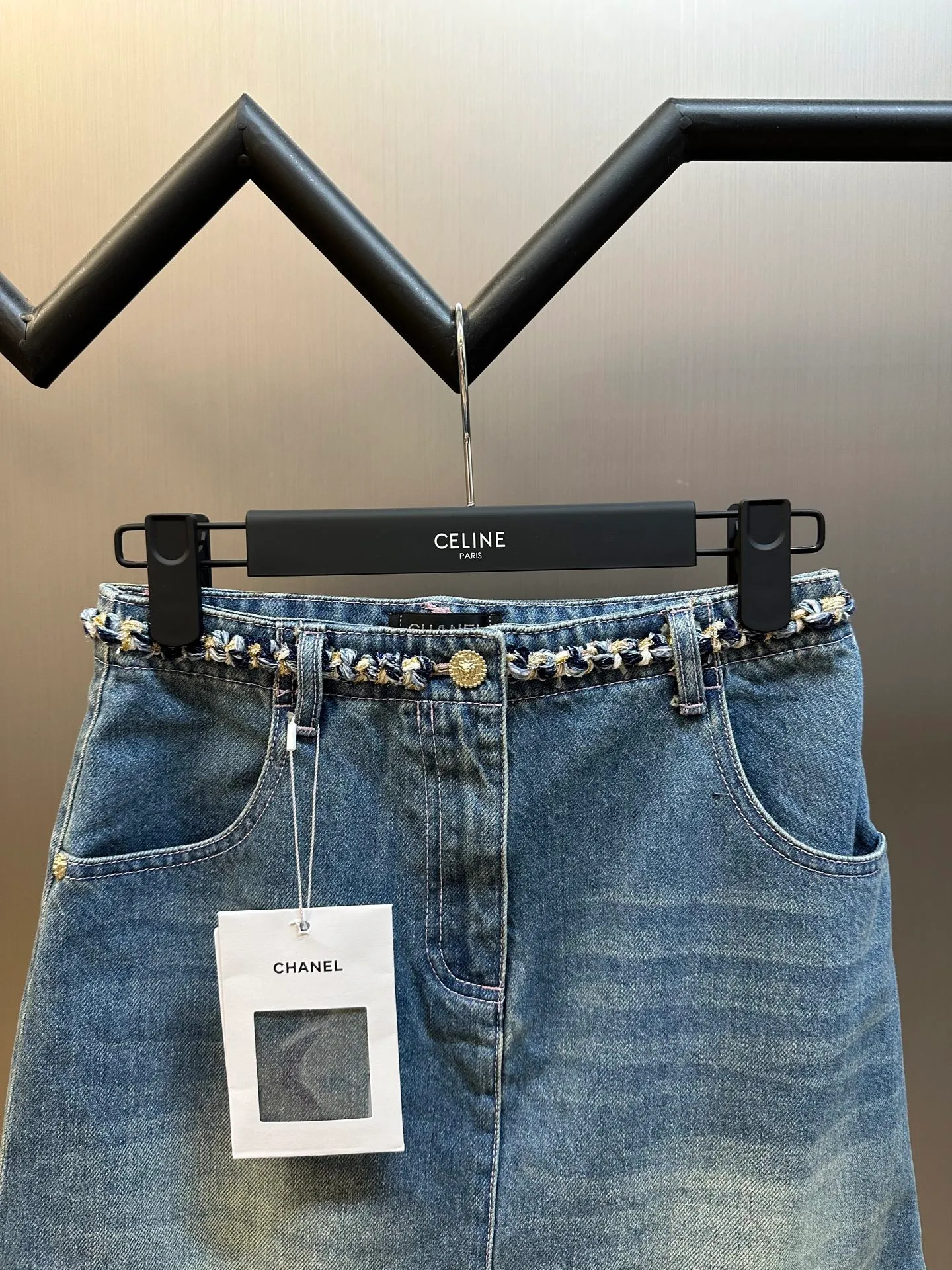 🅿️520 Chanel 25 nostalgic washed denim denim skirt, hand-woven ribbon decoration, super layering artifact! Customized enzyme washed denim fabric! A must-have item for Bai Fumei. The elegant lapel and double pocket H-shaped upper body makes your body look slimmer! High-weave organic cotton denim has a soft and delicate texture! Nostalgic retro wash with fashionable and advanced tone size: s m l