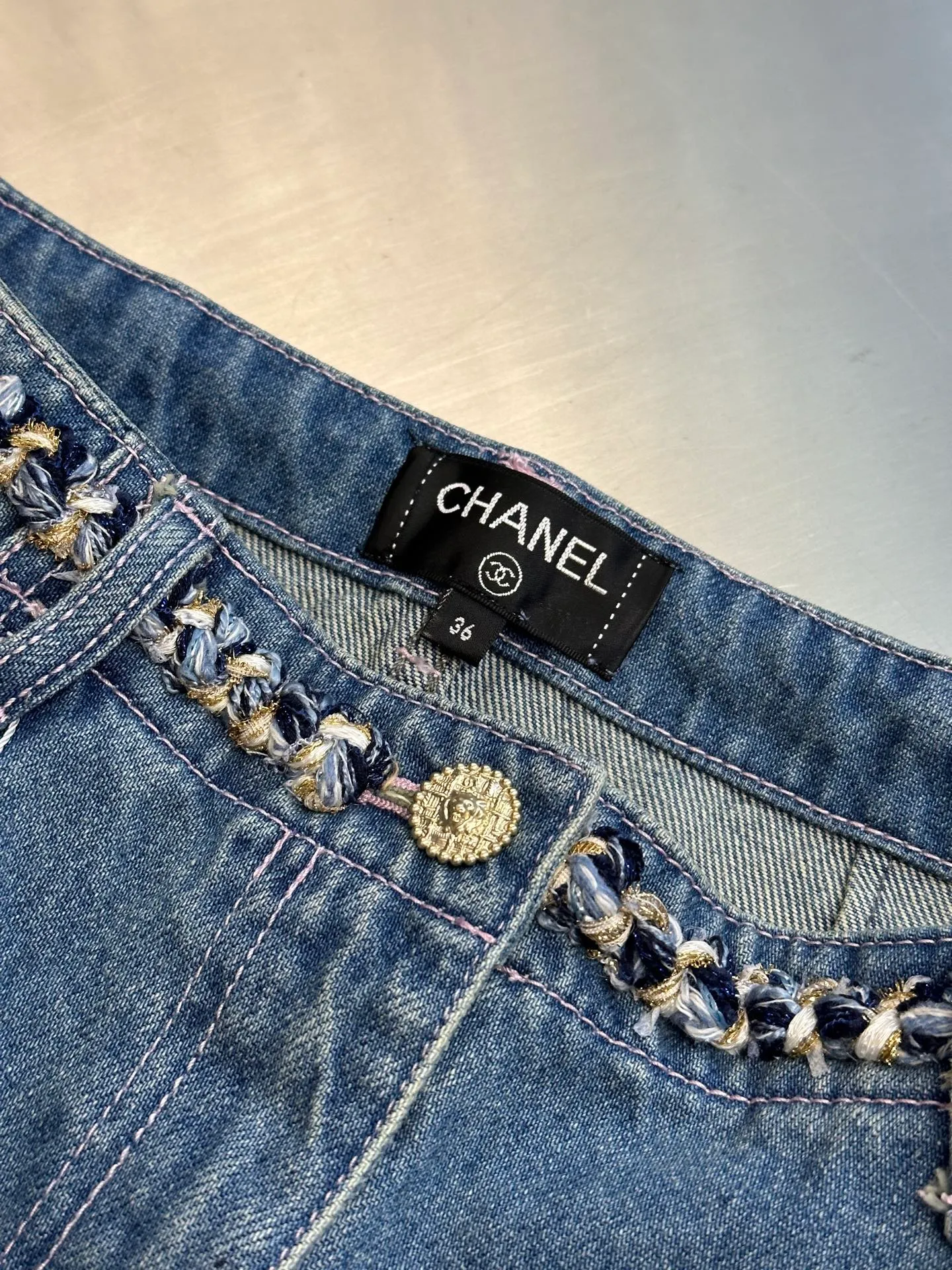🅿️520 Chanel 25 nostalgic washed denim denim skirt, hand-woven ribbon decoration, super layering artifact! Customized enzyme washed denim fabric! A must-have item for Bai Fumei. The elegant lapel and double pocket H-shaped upper body makes your body look slimmer! High-weave organic cotton denim has a soft and delicate texture! Nostalgic retro wash with fashionable and advanced tone size: s m l