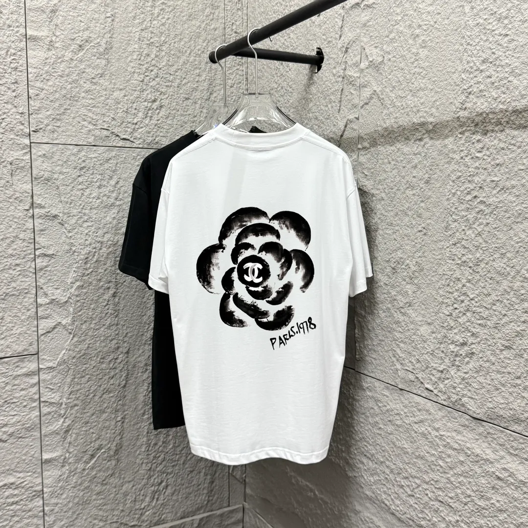 🅿️180 CHANE*Chanel*er 2025 spring and summer new style Classic letter print Big flower personalized signature print on the back Customized double yarn plain cotton fabric Short-sleeved T-shirt Unisex Size: S (90-130 pounds) M (120-150 pounds) L (140-165 pounds) XL (160-180 pounds) XXL (180-210 pounds) Color: black white