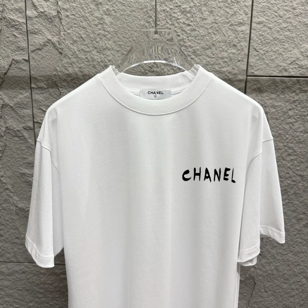 🅿️180 CHANE*Chanel*er 2025 spring and summer new style Classic letter print Big flower personalized signature print on the back Customized double yarn plain cotton fabric Short-sleeved T-shirt Unisex Size: S (90-130 pounds) M (120-150 pounds) L (140-165 pounds) XL (160-180 pounds) XXL (180-210 pounds) Color: black white