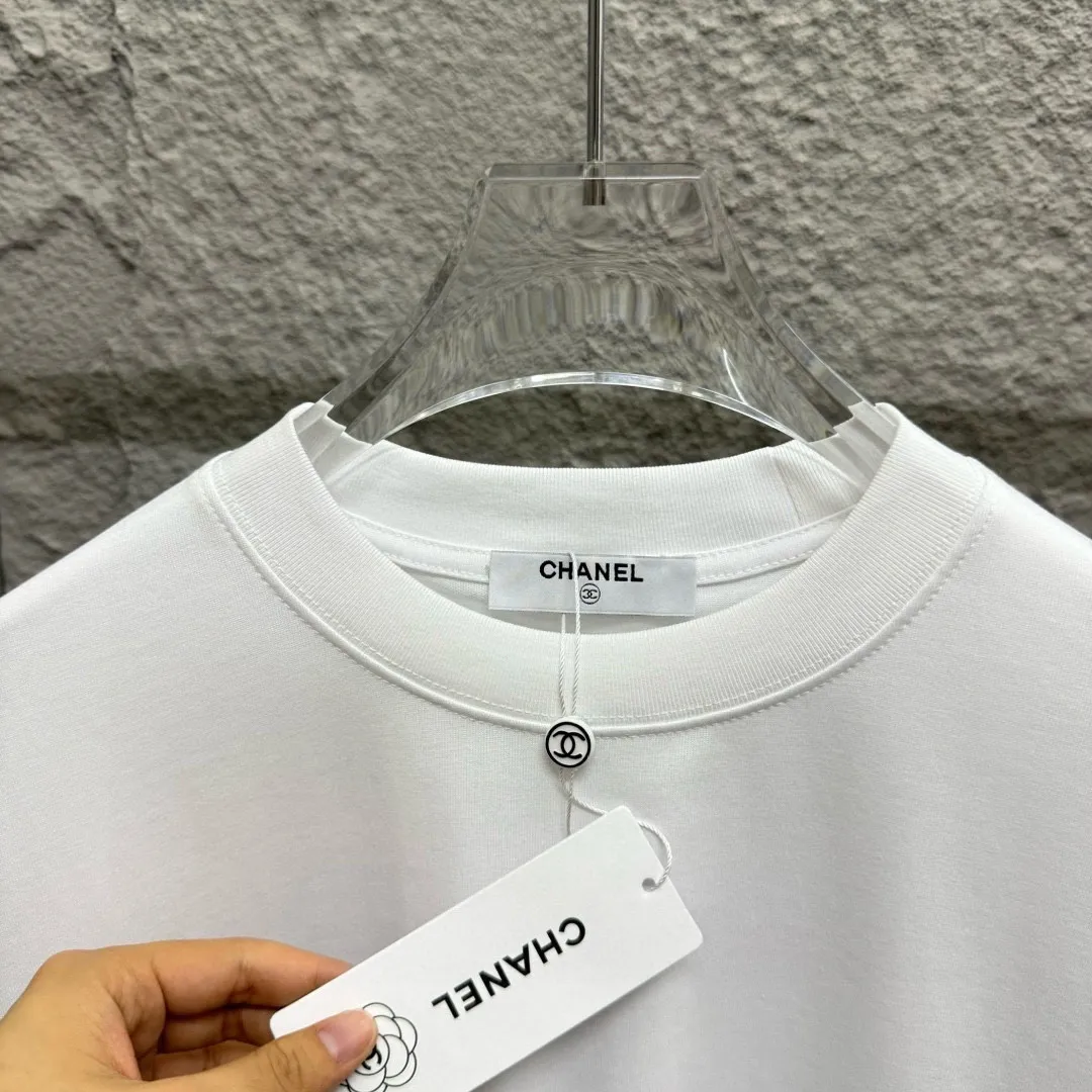 🅿️180 CHANE*Chanel*er 2025 spring and summer new style Classic letter print Big flower personalized signature print on the back Customized double yarn plain cotton fabric Short-sleeved T-shirt Unisex Size: S (90-130 pounds) M (120-150 pounds) L (140-165 pounds) XL (160-180 pounds) XXL (180-210 pounds) Color: black white
