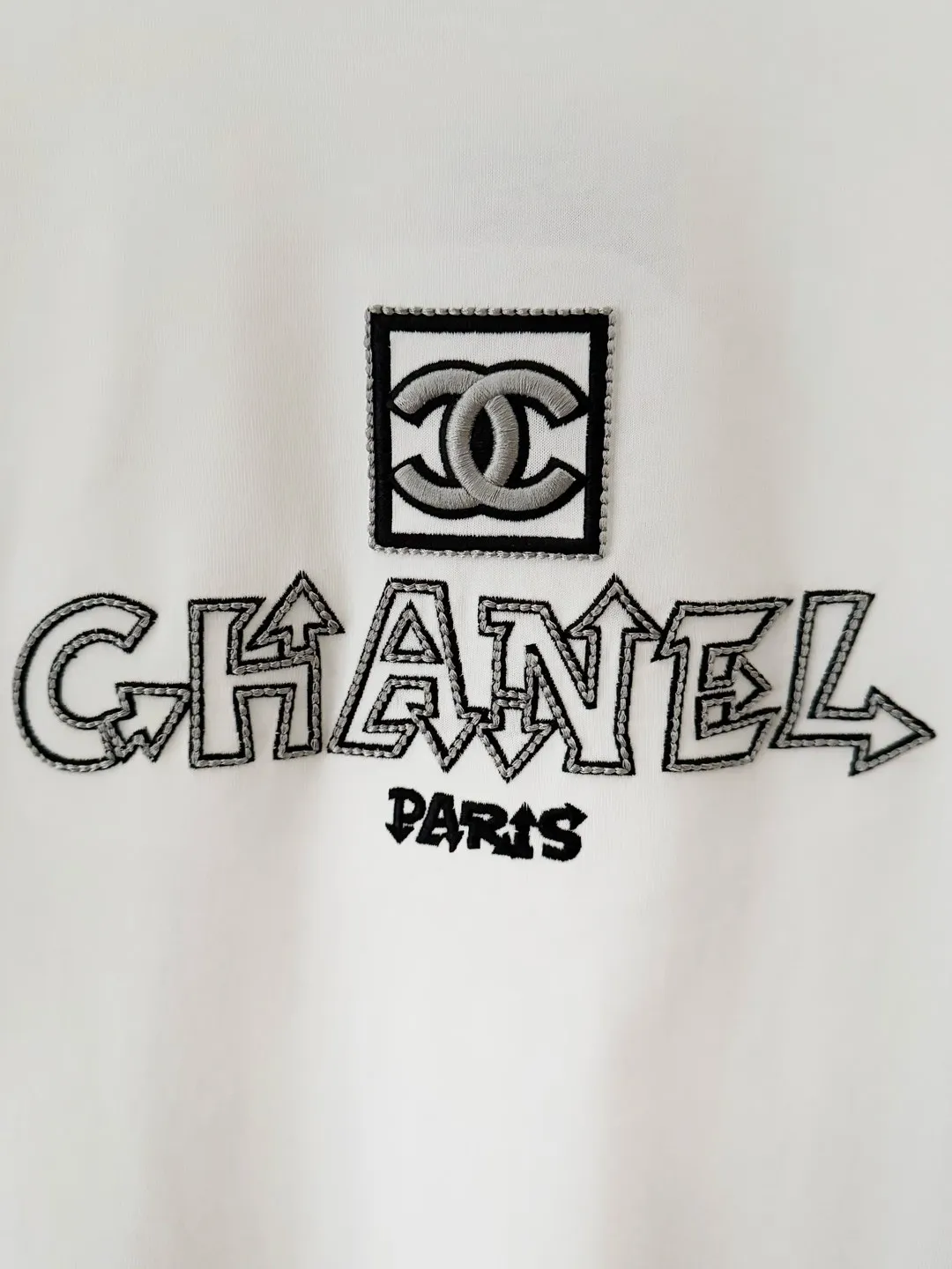 🅿️190 [High Quality] CHANEL 25ss. The Xiaoxiang Logo is made of floating tone embroidery and high-tech embroidery in English to make a round-neck short-sleeved T-shirt with a personalized street design style. The fabric is made of 32 counts of 280g fine cotton double yarn fabric. Original fabric. Official same style. Customized vat-dyed fabric. Very comfortable to touch. Latest brick cabinet synchronization for spring and summer. Fashionable and individual. Super versatile and good-looking. Very suitable for both men and women. Must-have style. Tag. Collar label. Washed wheat. Complete with three labels. Color: black, white. Size: S~XL