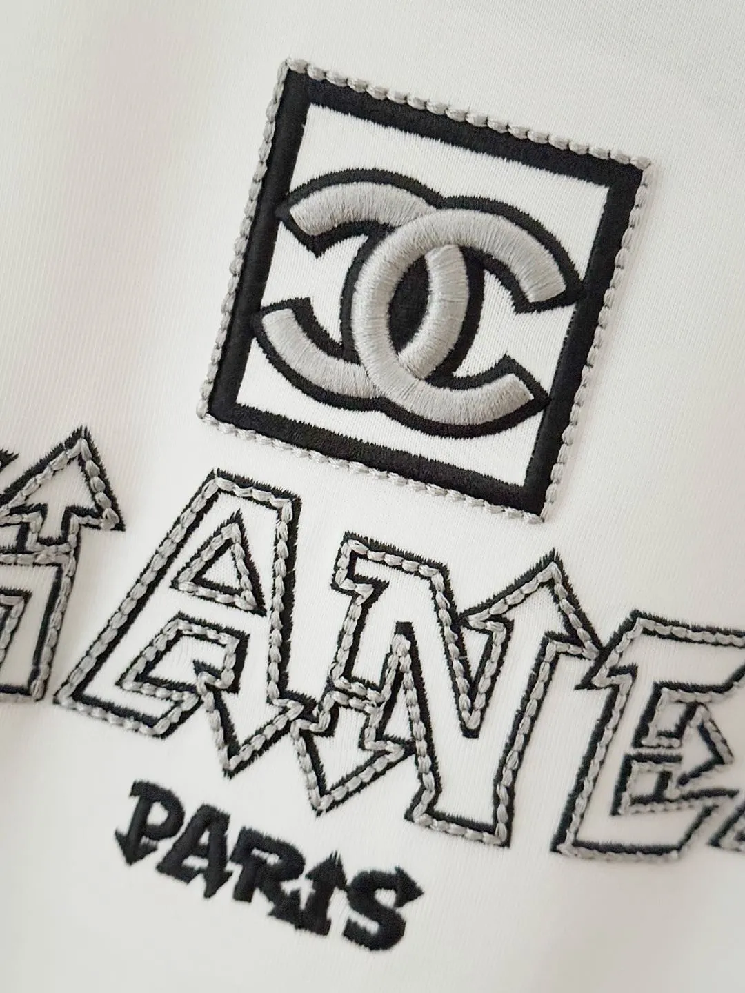 🅿️190 [High Quality] CHANEL 25ss. The Xiaoxiang Logo is made of floating tone embroidery and high-tech embroidery in English to make a round-neck short-sleeved T-shirt with a personalized street design style. The fabric is made of 32 counts of 280g fine cotton double yarn fabric. Original fabric. Official same style. Customized vat-dyed fabric. Very comfortable to touch. Latest brick cabinet synchronization for spring and summer. Fashionable and individual. Super versatile and good-looking. Very suitable for both men and women. Must-have style. Tag. Collar label. Washed wheat. Complete with three labels. Color: black, white. Size: S~XL