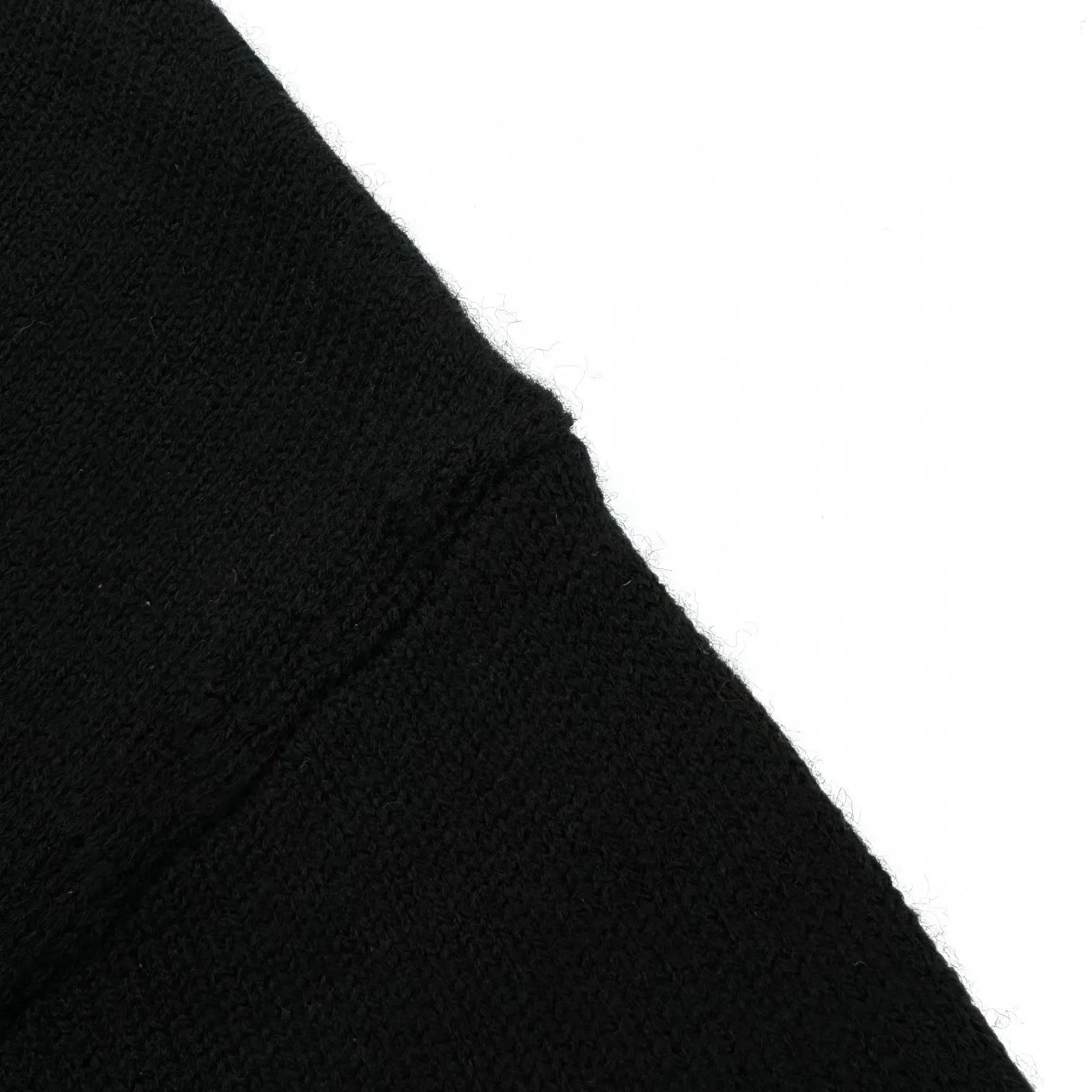 🅿️570 [Exclusive supply] Chanel school bag button knitted cardigan (black) The fabric is made of customized cashmere brocade blend. It has a natural luster and is soft and skin-friendly. The shining iconic double C buckle decorates the entire frame, highlighting the brand’s distinguished identity. The smooth tailoring lines outline the graceful figure of the wearer and perfectly interpret the essence of modern fashion. A fashionable treasure in the outfit, it uses three-dimensional seams. It uses a specific sewing method at the seams. Make the clothes appear more three-dimensional and fit the body. The workmanship is cumbersome and complicated, and manual sewing machines are used to start the stitches at the starting point of the buttons. Use high-quality needle threads and special sewing machines to sew at a constant speed along the preset path to maintain uniform strength. To ensure beautiful seams, the garments are washed with soft water and deodorized. Professional washing equipment and specific detergents are used to deeply clean and deodorize the clothes to improve the feel and appearance of the clothes. Size:40-42-44-46